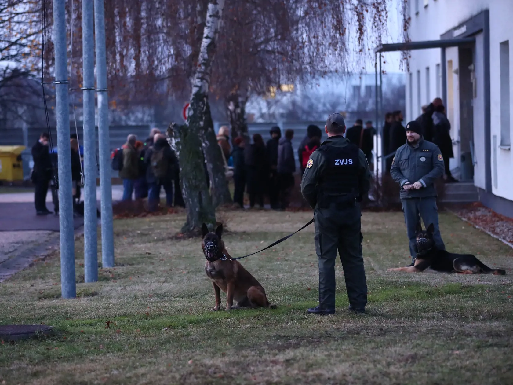 Pred senát Špecializovaného trestného súdu sa dnes posadí štvorica, ktorú prokurátor navrhol obžalovať z vraždy Jána Kuciaka († 27) a Martiny Kušnírovej († 27).