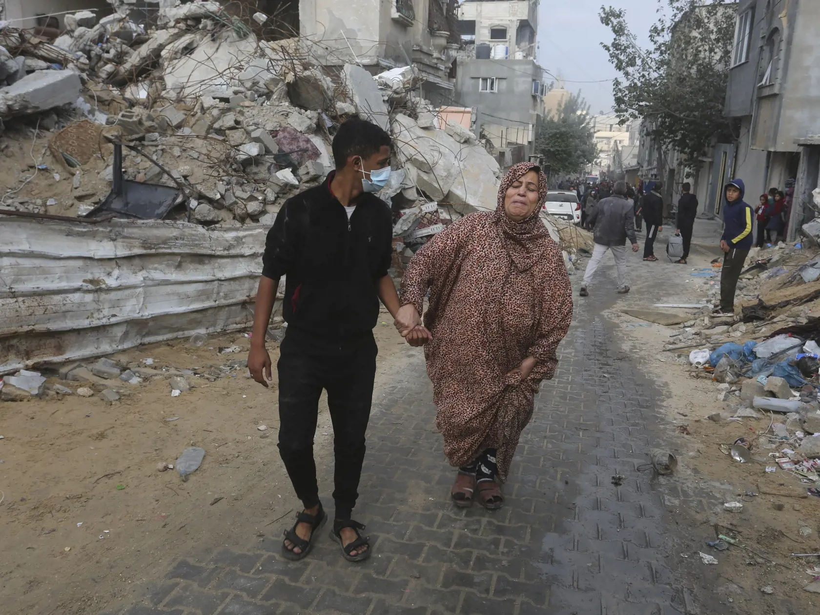 Zranená Palestínčanka kráča po ulici po izraelskom leteckom útoku v meste Rafah na juhu Pásma Gazy v piatok 1. decembra 2023.