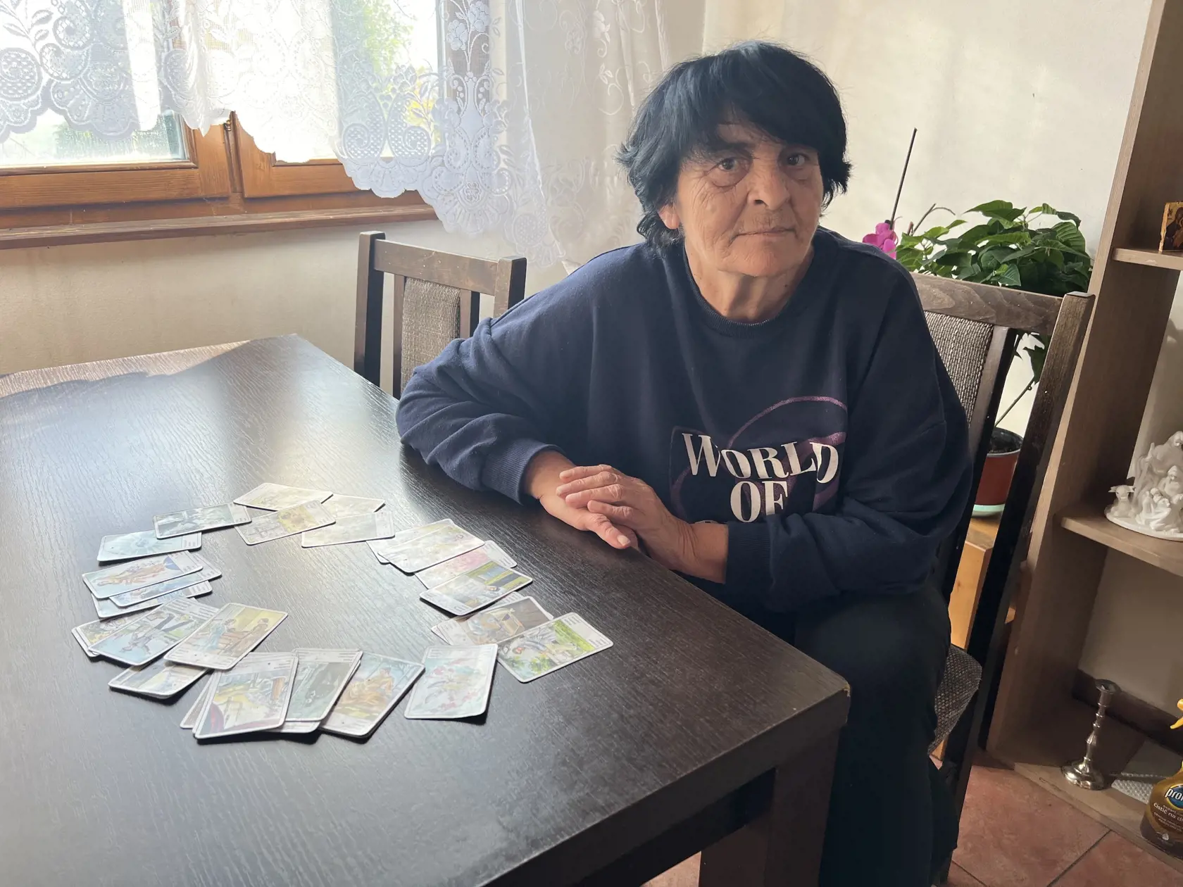 V dedinke Štiavnické Bane (okr. Banská Štiavnica) žije veštica Marta Zúbková (66), ktorú vyhľadávajú ľudia z celého Slovenska i Čiech, vrátane známych osobností. 