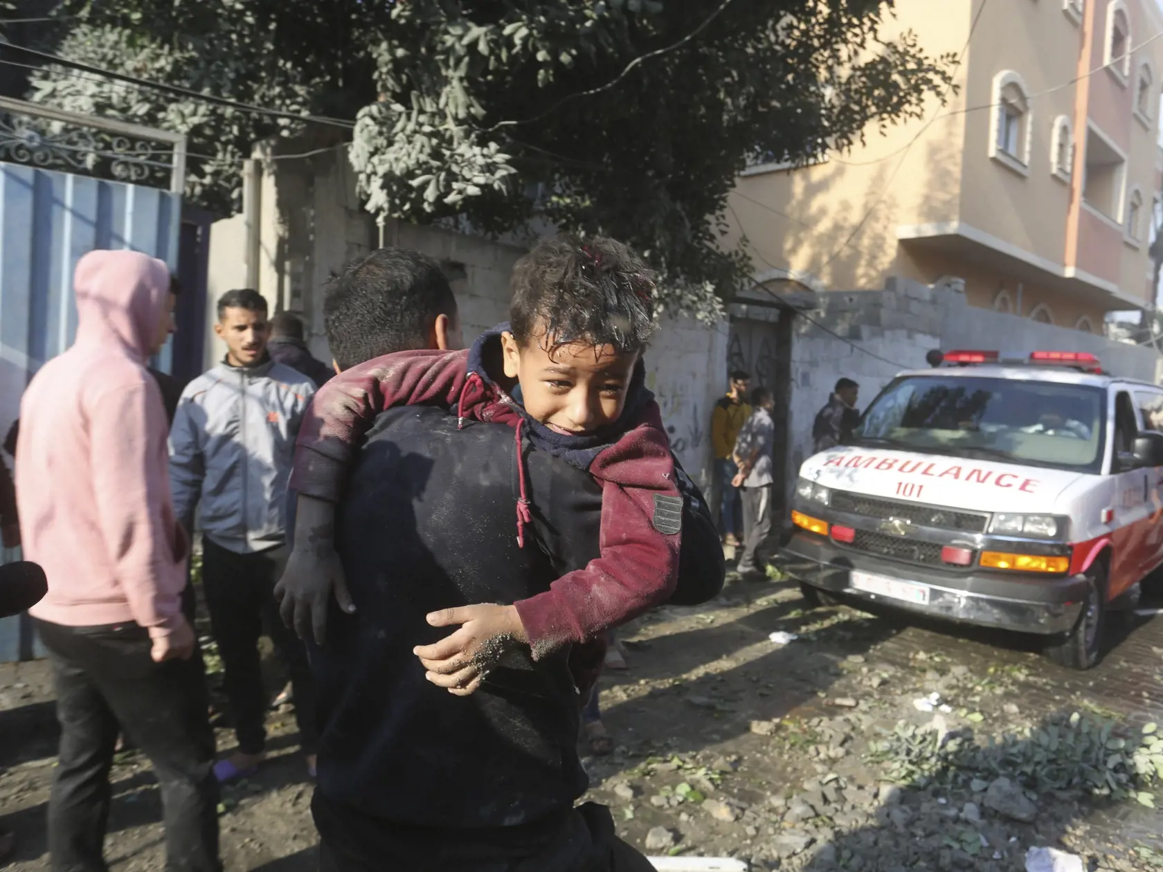 Palestínčania evakuujú zranené osoby po izraelskom leteckom útoku v meste Rafah na juhu Pásma Gazy v piatok 1. decembra 2023.