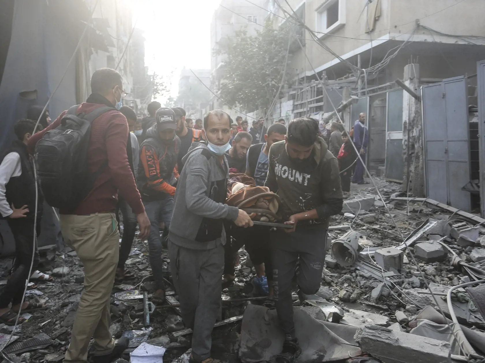 Palestínčania evakuujú zranené osoby po izraelskom leteckom útoku v meste Rafah na juhu Pásma Gazy v piatok 1. decembra 2023.