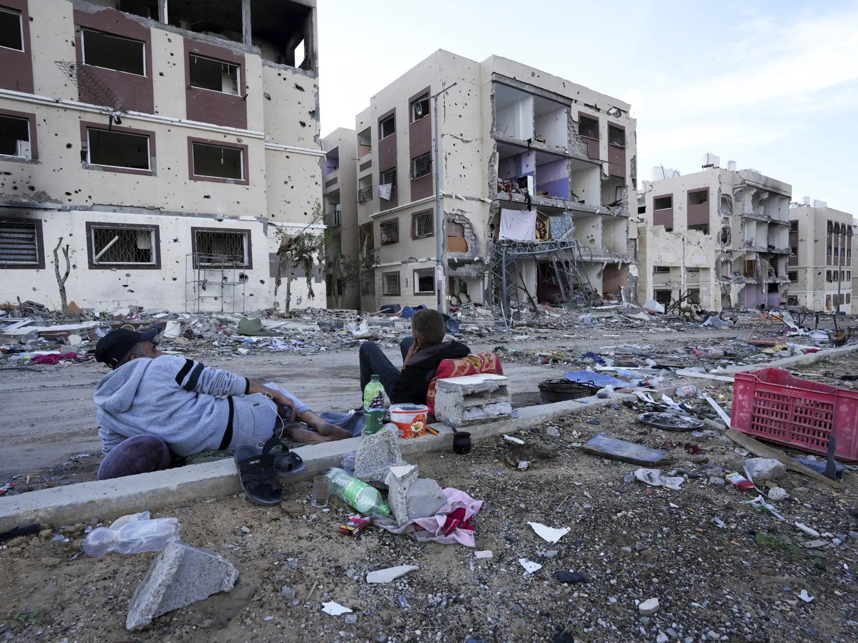 Palestínčania navštevujú svoje domy zničené po izraelskom bombardovaní na juhovýchode Gazy, v pásme Gazy 28. novembra 2023 počas piateho dňa prímeria medzi palestínskym radikálnym hnutím Hamas a Izraelom.