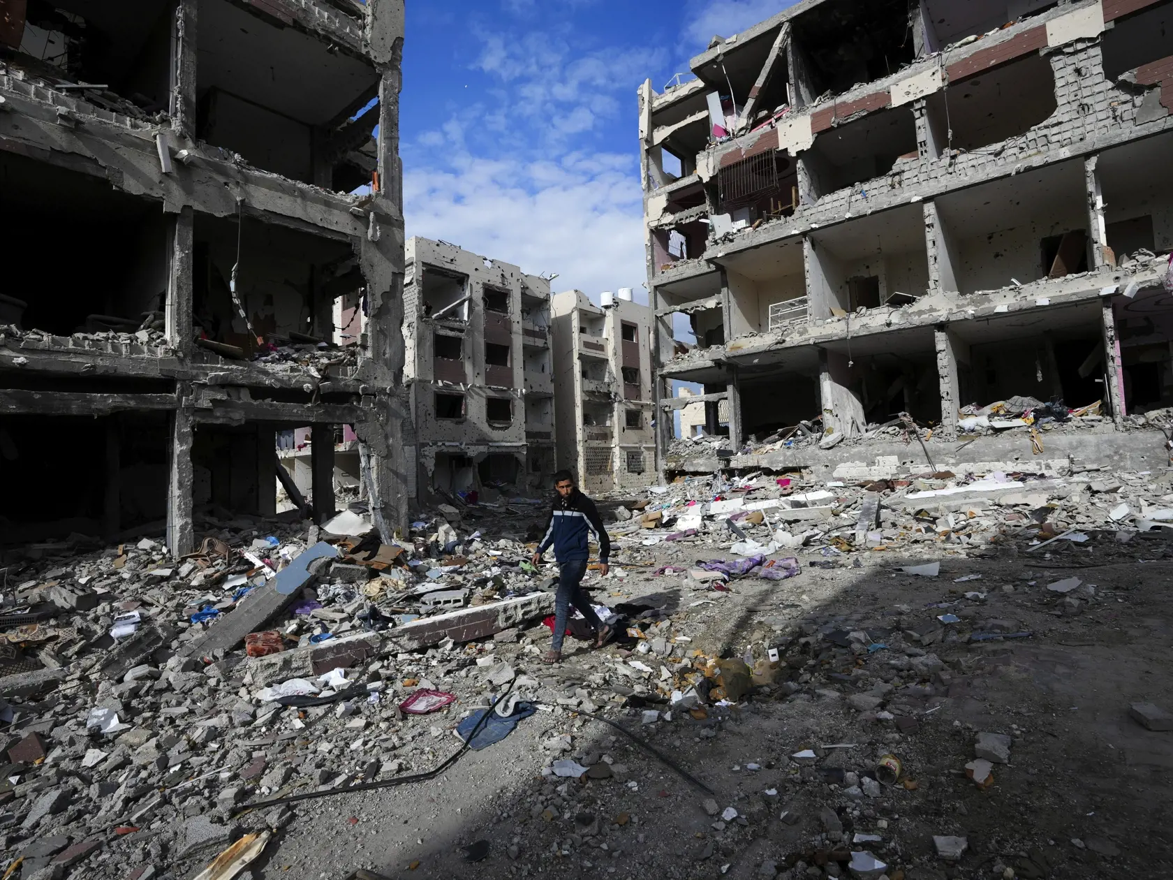 Palestínčania navštevujú svoje domy zničené po izraelskom bombardovaní na juhovýchode Gazy, v pásme Gazy 28. novembra 2023 počas piateho dňa prímeria medzi palestínskym radikálnym hnutím Hamas a Izraelom.