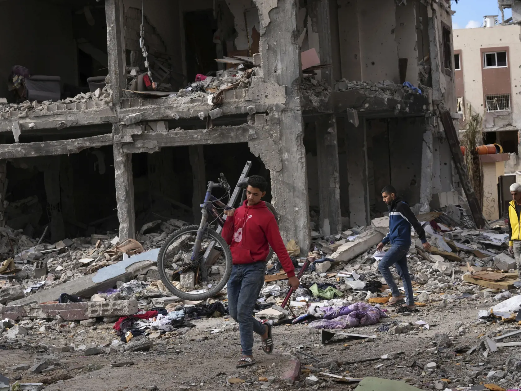 Palestínčan zbiera svoje veci pri zničenom dome po izraelskom bombardovaní na juhovýchode Gazy, v pásme Gazy 28. novembra 2023 počas piateho dňa prímeria medzi palestínskym radikálnym hnutím Hamas a Izraelom.