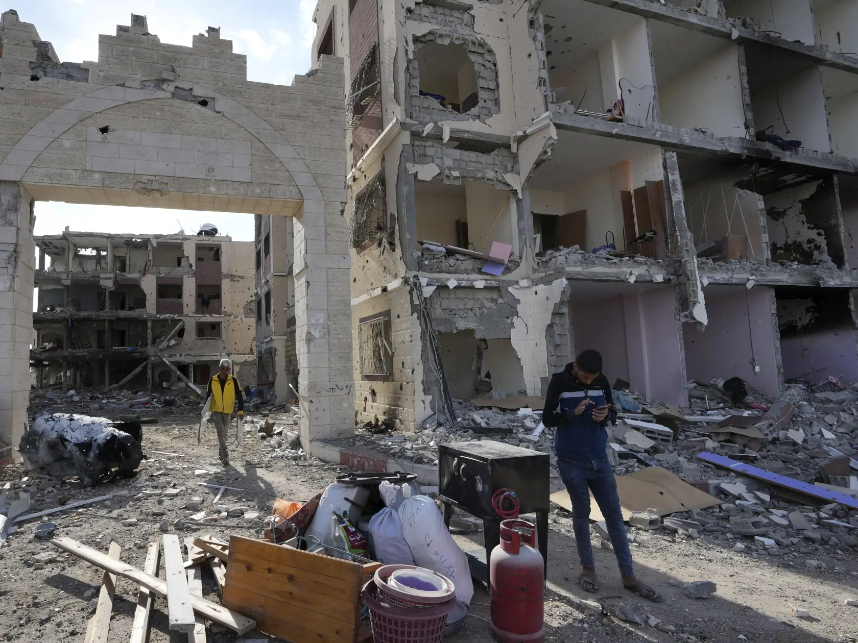 Palestínčania navštevujú svoje domy zničené po izraelskom bombardovaní na juhovýchode Gazy, v pásme Gazy 28. novembra 2023 počas piateho dňa prímeria medzi palestínskym radikálnym hnutím Hamas a Izraelom.