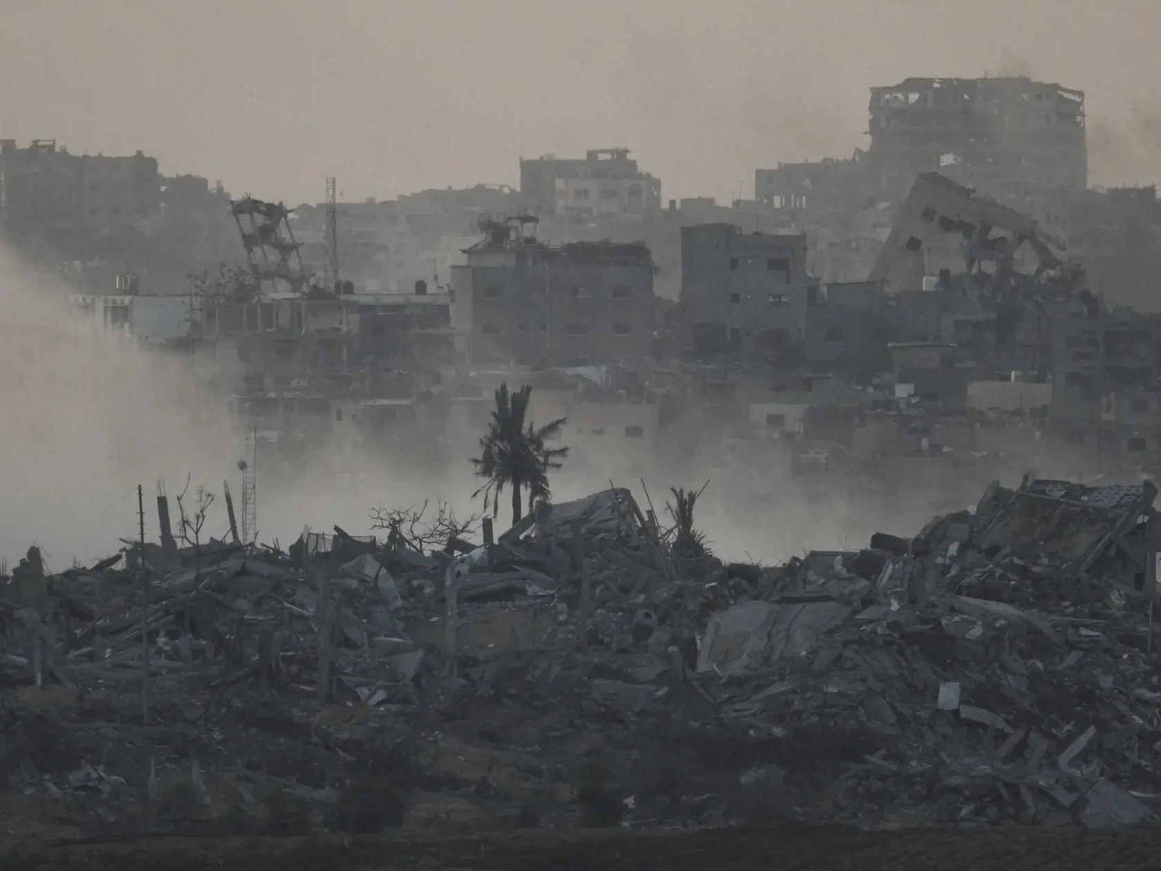 Dym stúpa pri explózii po izraelskom leteckom útoku na pásmo Gazy, čo je viditeľné z juhu Izraela 2. decembra 2023. 

Smoke rises following an Israeli bombardment in the Gaza Strip, as seen from southern Israel, Saturday, Dec. 2, 2023. (AP Photo/Leo Correa)