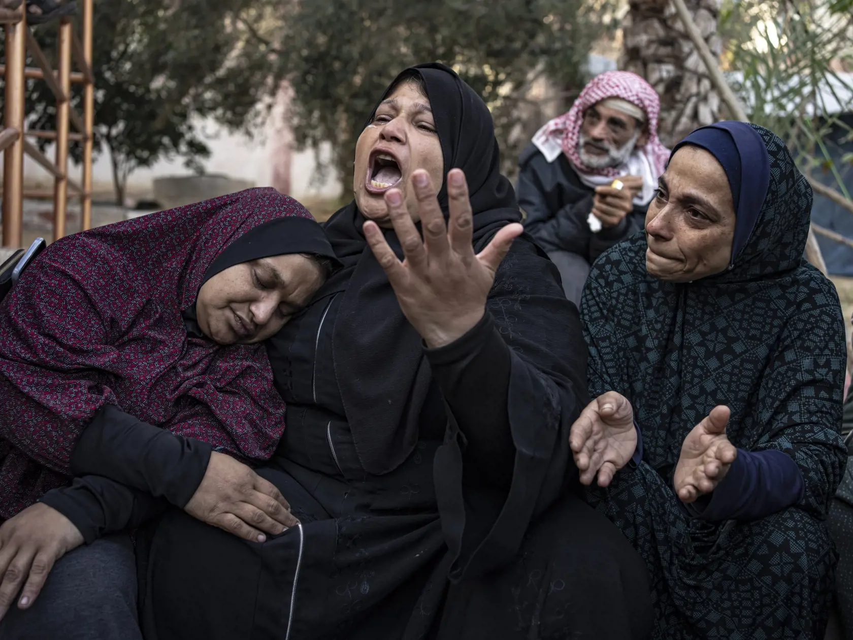 Palestínčanky oplakávajú svojich príbuzných, ktorí zahynuli pri izraelskom bombardovaní pásma Gazy v nemocnici v meste Chán Júnis, na juhu pásma Gazy 2. decembra 2023.