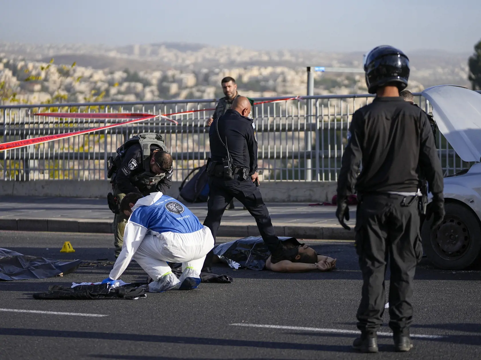 Policajt mieri zbraňou na muža po streľbe v Jeruzaleme vo štvrtok 30. novembra 2023.