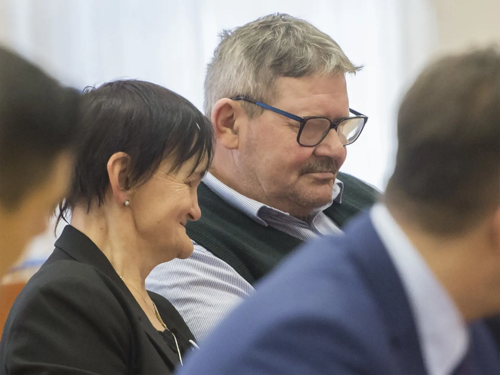 Jozef Kuciak a Jana Kuciaková, rodičia zavraždeného novinára Jána Kuciaka sediaí na verejnom zasadnutí predbežného prejednania obžaloby vo veci vraždy novinára Jána Kuciaka a jeho snúbenice Martiny Kušnírovej na Špecializovanom trestnom súde v Pezinku 19. decembra 2019. FOTO TASR - Martin Baumann