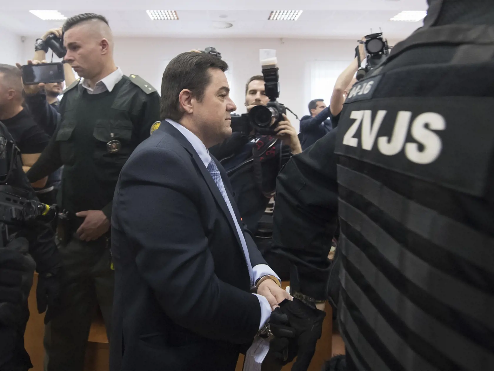 Obžalovaný Marian K. prichádza v sprievode Zboru väzenskej a justičnej stráže na verejné zasadnutie predbežného prejednania obžaloby vo veci vraždy novinára Jána Kuciaka a jeho snúbenice Martiny Kušnírovej pred Senát Špecializovaného trestného súdu v Pezinku 19. decembra 2019. FOTO TASR - Martin Baumann