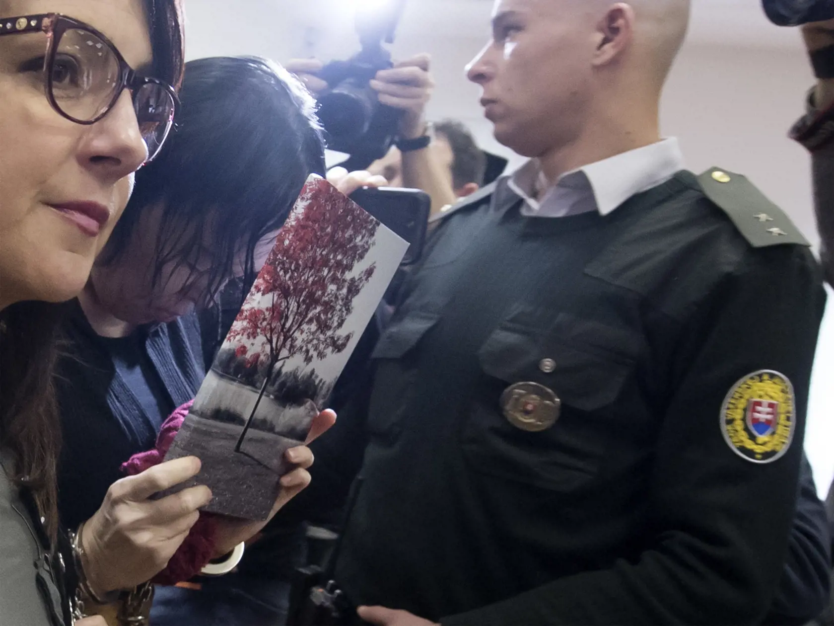 Obžalovaná Alena Zs. prichádza v sprievode Zboru väzenskej a justičnej stráže na verejné zasadnutie predbežného prejednania obžaloby vo veci vraždy novinára Jána Kuciaka a jeho snúbenice Martiny Kušnírovej pred Senát Špecializovaného trestného súdu v Pezinku 19. decembra 2019. FOTO TASR - Martin Baumann