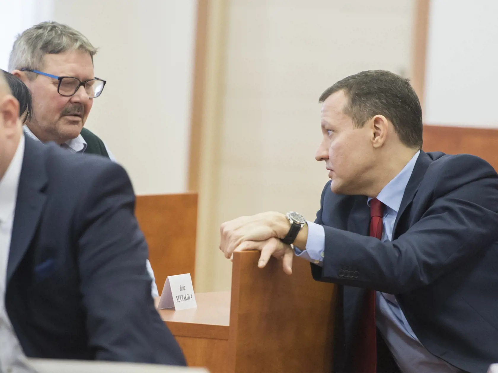 Jozef Kuciak (vľavo), otec zavraždeného novinára Jána Kuciaka a advokát Kuciakovcov Daniel Lipšic sedia na verejnom zasadnutí predbežného prejednania obžaloby vo veci vraždy novinára Jána Kuciaka a jeho snúbenice Martiny Kušnírovej na Špecializovanom trestnom súde v Pezinku 19. decembra 2019. FOTO TASR - Martin Baumann