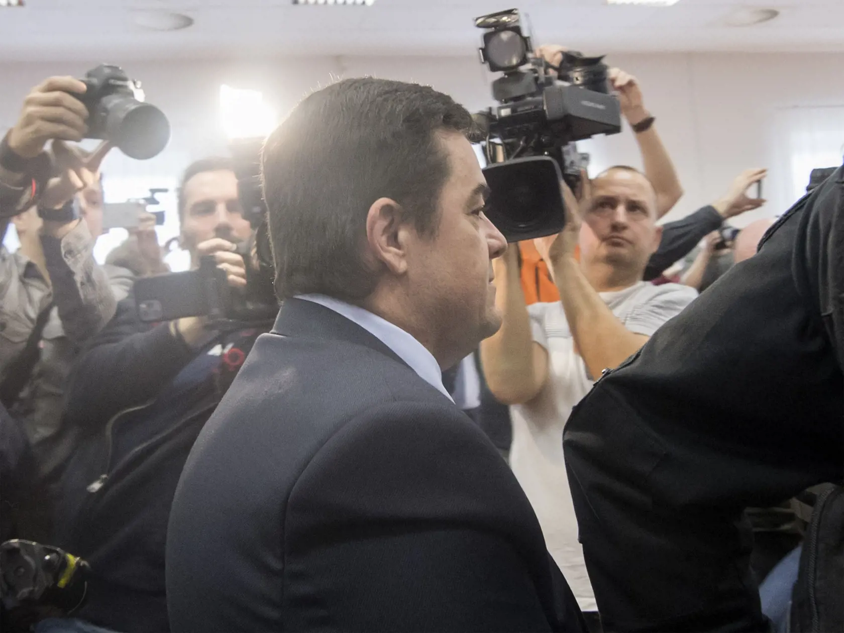 Obžalovaný Marian K. prichádza v sprievode Zboru väzenskej a justičnej stráže na verejné zasadnutie predbežného prejednania obžaloby vo veci vraždy novinára Jána Kuciaka a jeho snúbenice Martiny Kušnírovej pred Senát Špecializovaného trestného súdu v Pezinku 19. decembra 2019. FOTO TASR - Martin Baumann