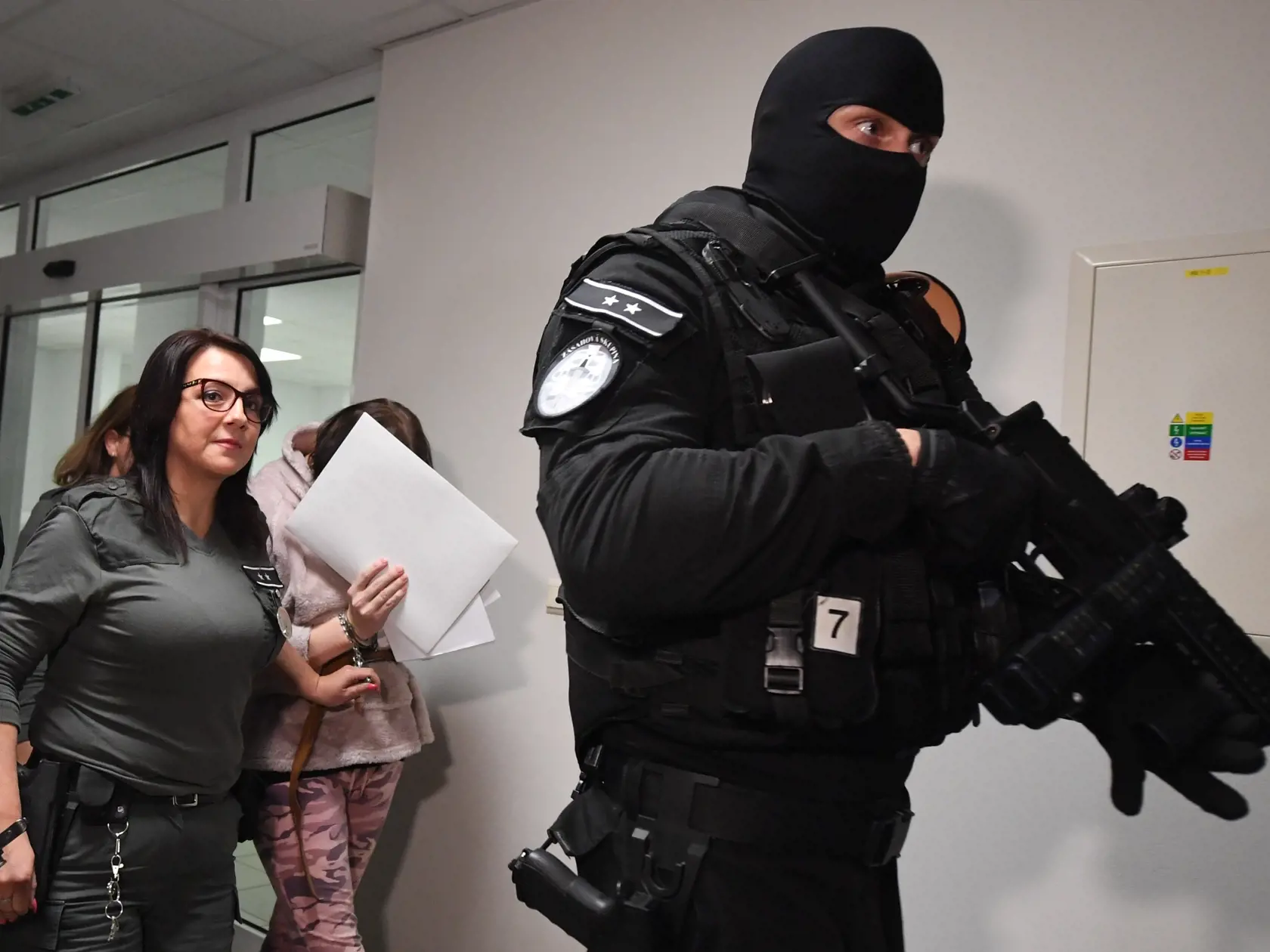 Na snímke Alena Zs. (druhá vľavo), obžalovaná z vraždy investigatívneho novinára Jána Kuciaka a jeho snúbenice Martiny Kušnírovej, odchádza zo Špecializovaného trestného súdu v Pezinku 13. novembra 2019. FOTO TASR - Martin Baumann