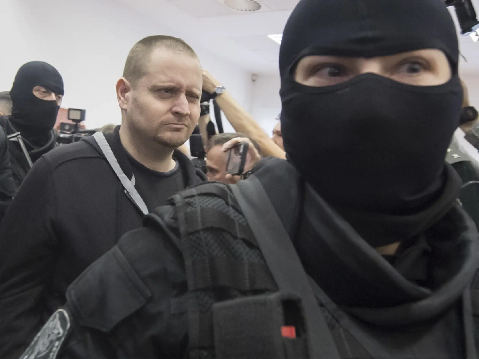 Miroslav M.,  obžalovaný z vraždy novinára Jána Kuciaka a jeho snúbenice Martiny Kušnírovej prichádza v sprievode Zboru väzenskej a justičnej stráže na verejné zasadnutie predbežného prejednania obžaloby vo veci vraždy novinára Jána Kuciaka a jeho snúbenice Martiny Kušnírovej  pred Senát Špecializovaného trestného súdu v Pezinku 19. decembra 2019. FOTO TASR - Martin Baumann