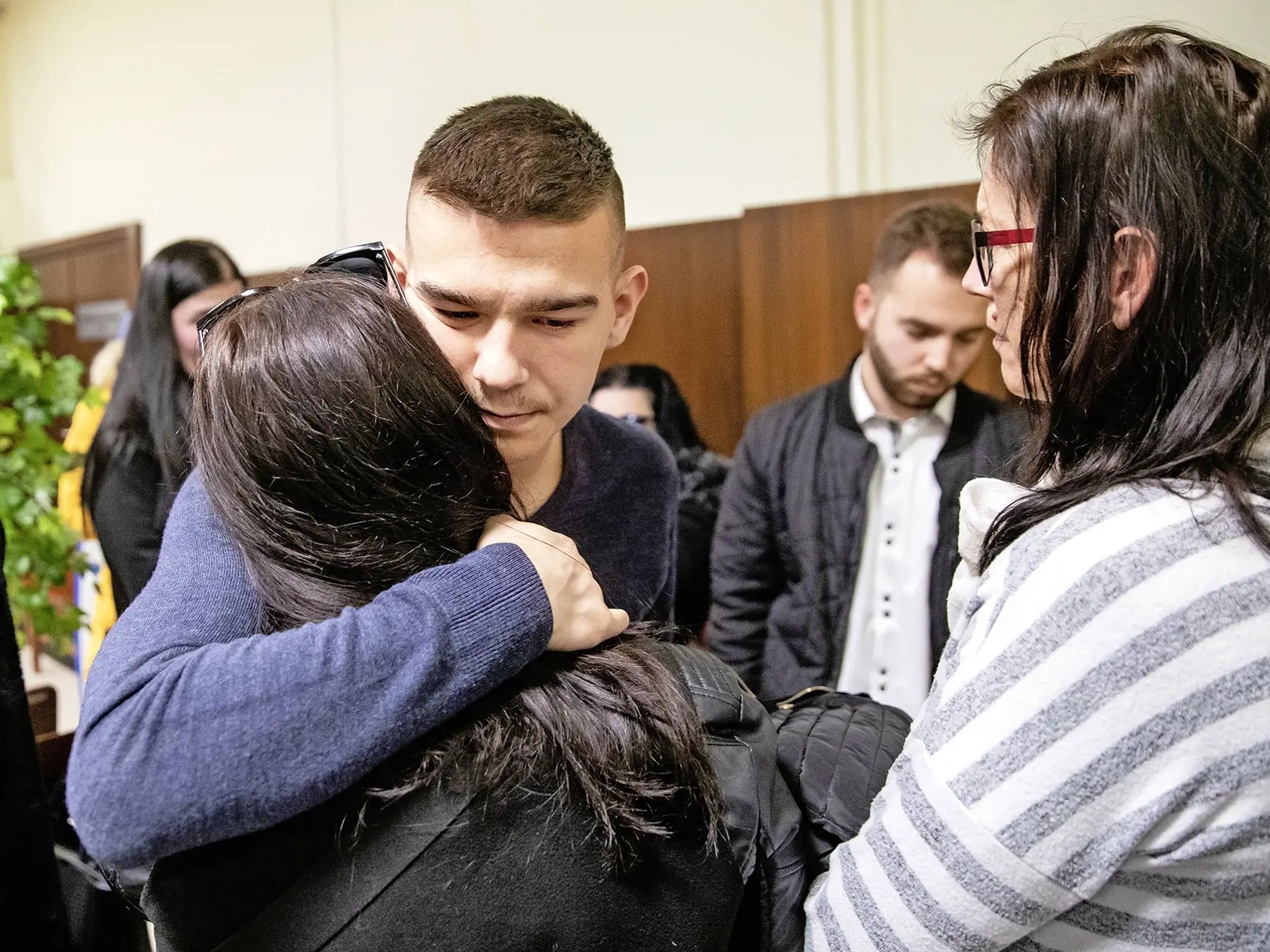 DAVIDA prišli na súd podporiť jeho rovesníci, priatelia.