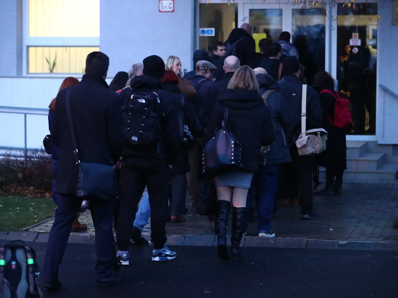 Predbežné prejednávanie obžaloby v kauze Kuciak. Novinári čakajú na vstup do budovy, kde sa odohrá predbežné prejednanie obžaloby, ktorá sa týka objednávky vraždy investigatívneho novinára Jána Kuciaka a jeho snúbenice