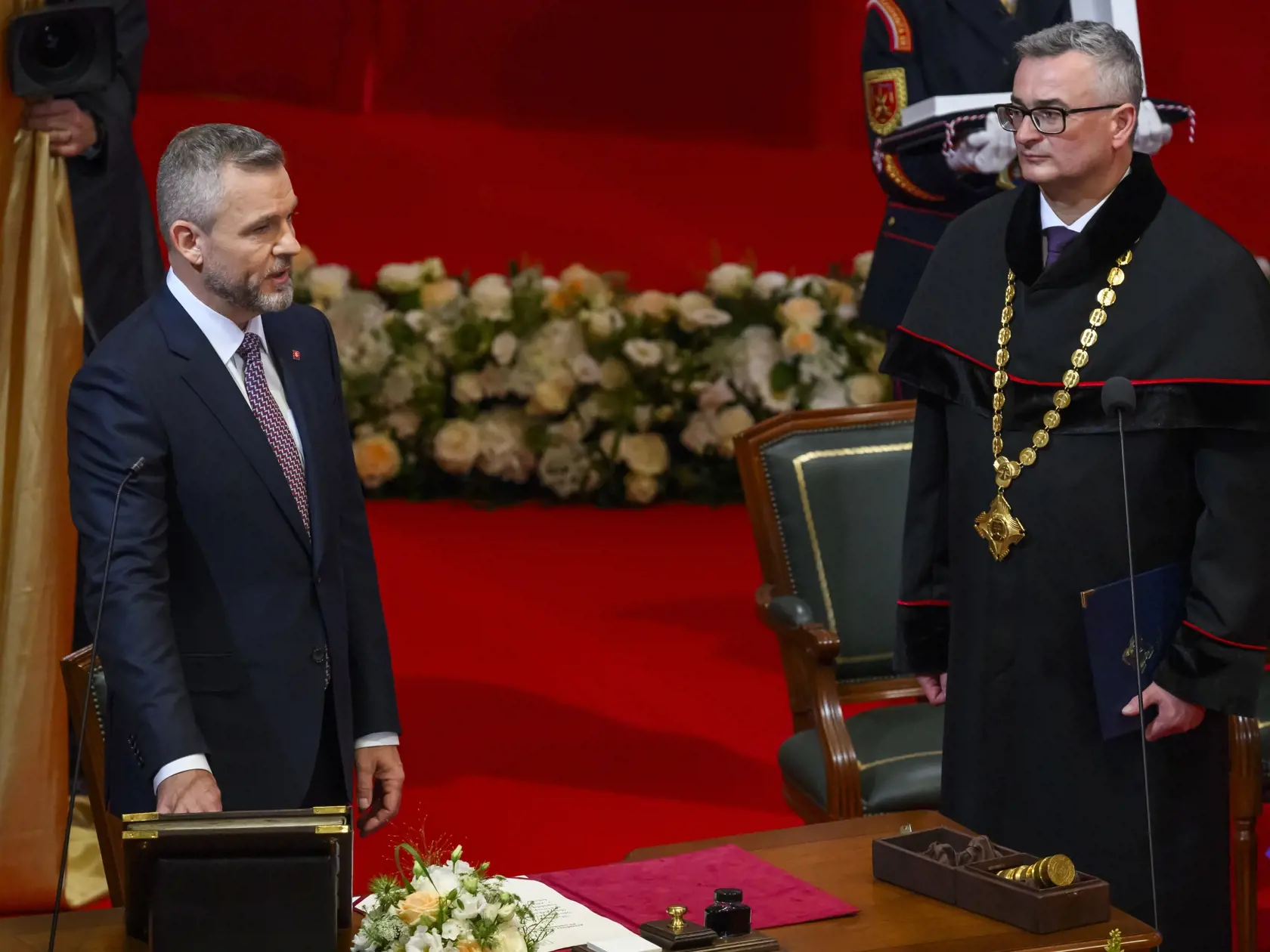 Na snímke vľavo zvolený prezident SR Peter Pellegrini skladá sľub predpísaný Ústavou SR do rúk predsedu Ústavného súdu SR Ivana Fiačana (vpravo) počas slávnostnej schôdze Národnej rady SR pri príležitosti zloženia sľubu prezidenta SR v priestoroch budovy Slovenskej filharmónie 15. júna 2024 v Bratislave. FOTO TASR - Jaroslav Novák