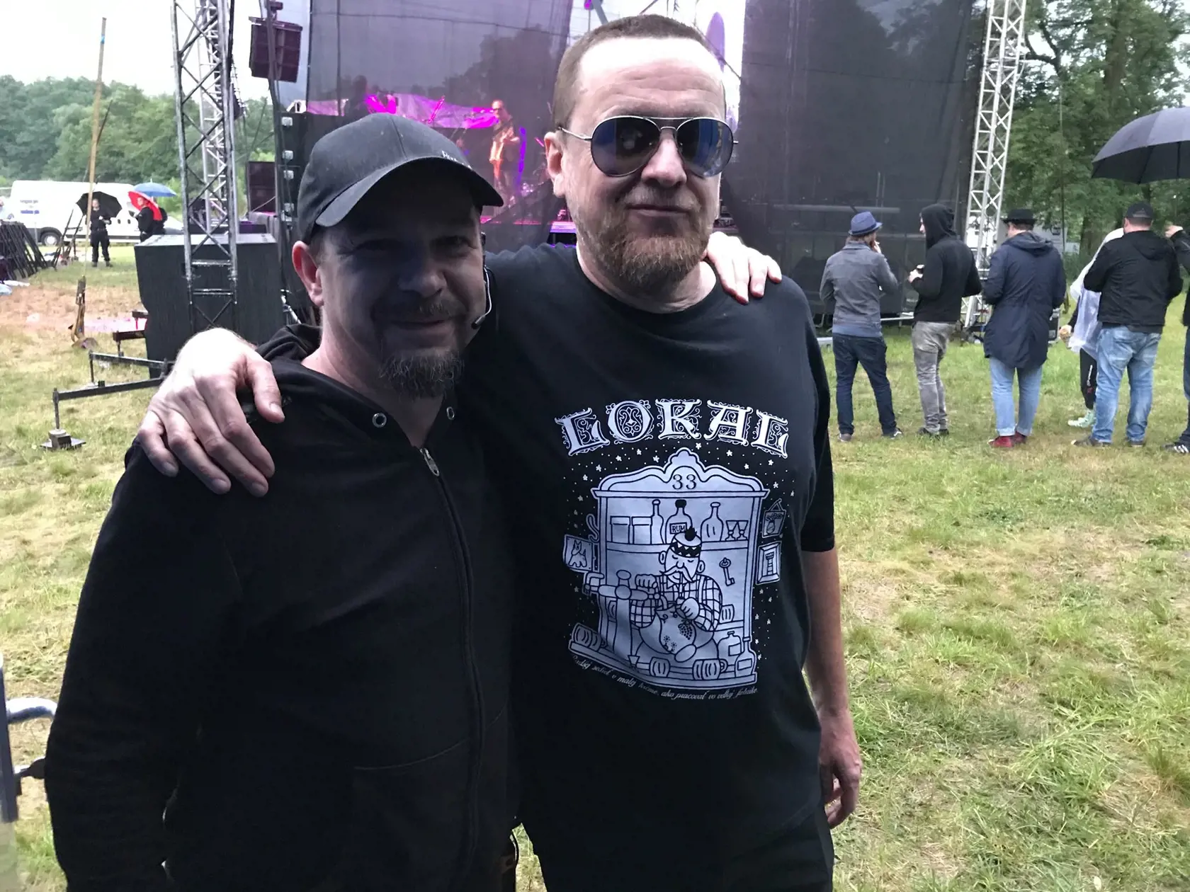 Jún 2017: Takto vyzerá Paľo Janík dnes. Na snímke s lídrom kapely Slobodná Európa Whiskym Láberom.