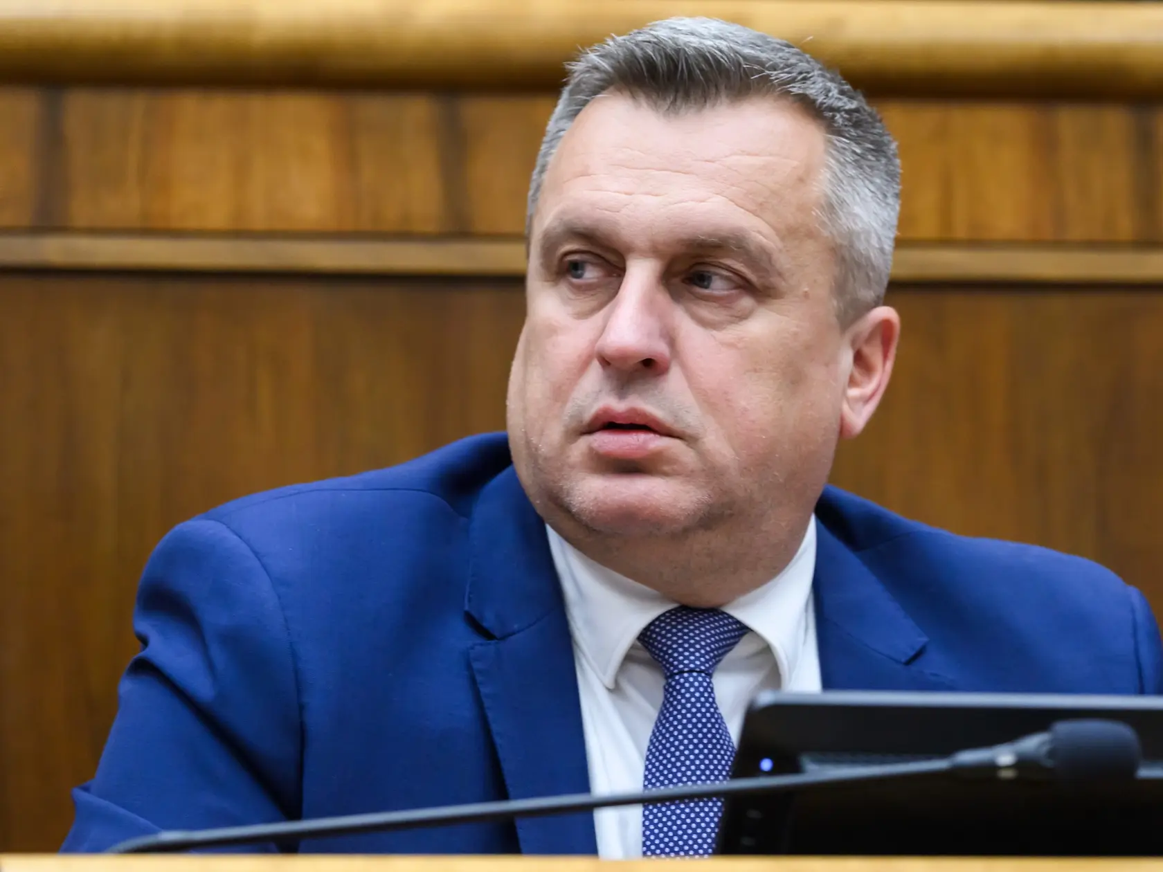 V programe bol aj opozičný návrh na vyslovenie nedôvery celej vláde. Aj tento návrh sa presunul na schôdzu, ktorá sa začne 27. mája. Opozícia tento postup skritizovala. Vyčíta koalícii, že tieto návrhy sa už skôr presúvali vzhľadom na to, že parlament nebol uznášaniaschopný.