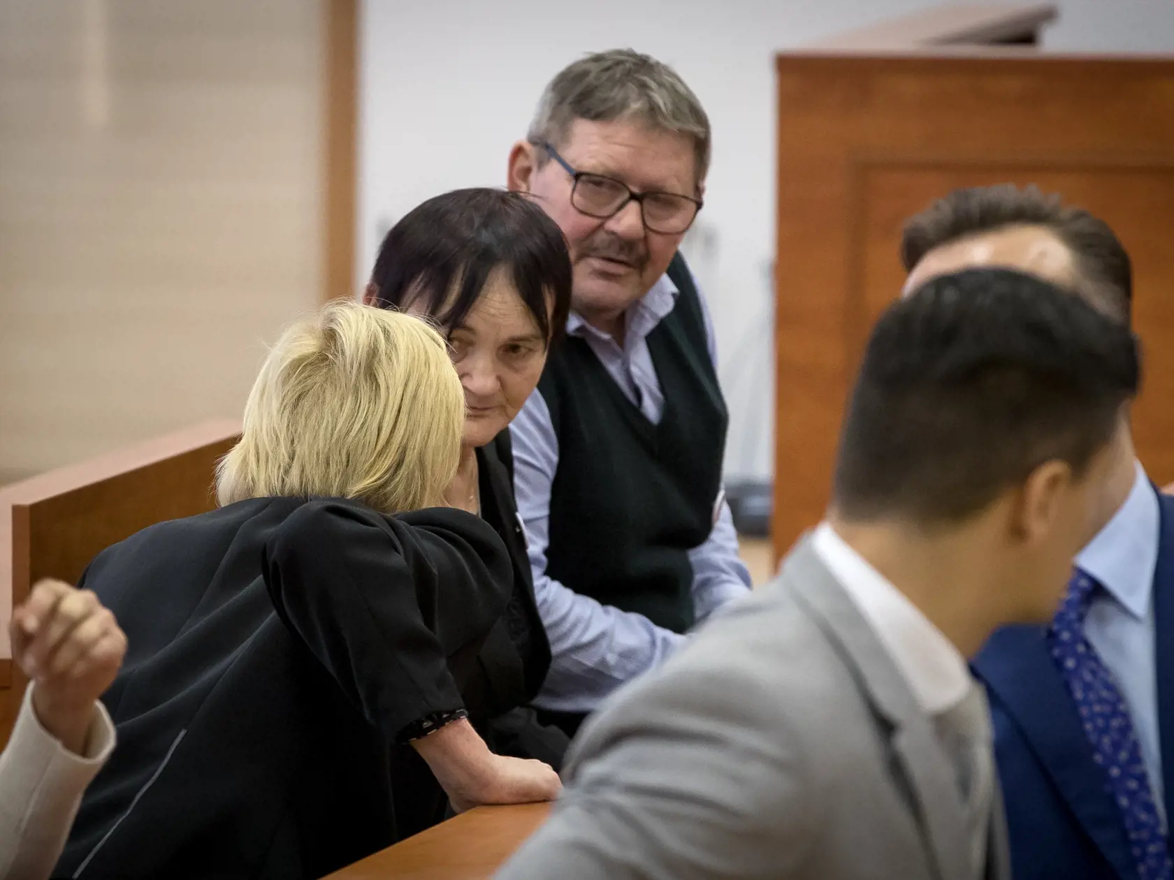 Prvé pojednávanie na Špecializovanom trestnom súde v Pezinku vo veci vraždy investigatívneho novinára Jána Kuciaka a jeho snúbenice Martiny Kušnírovej. Na snímke sú rodičia Jána Kuciaka, otec Jozef Kuciak a matka Jana Kuciaková.