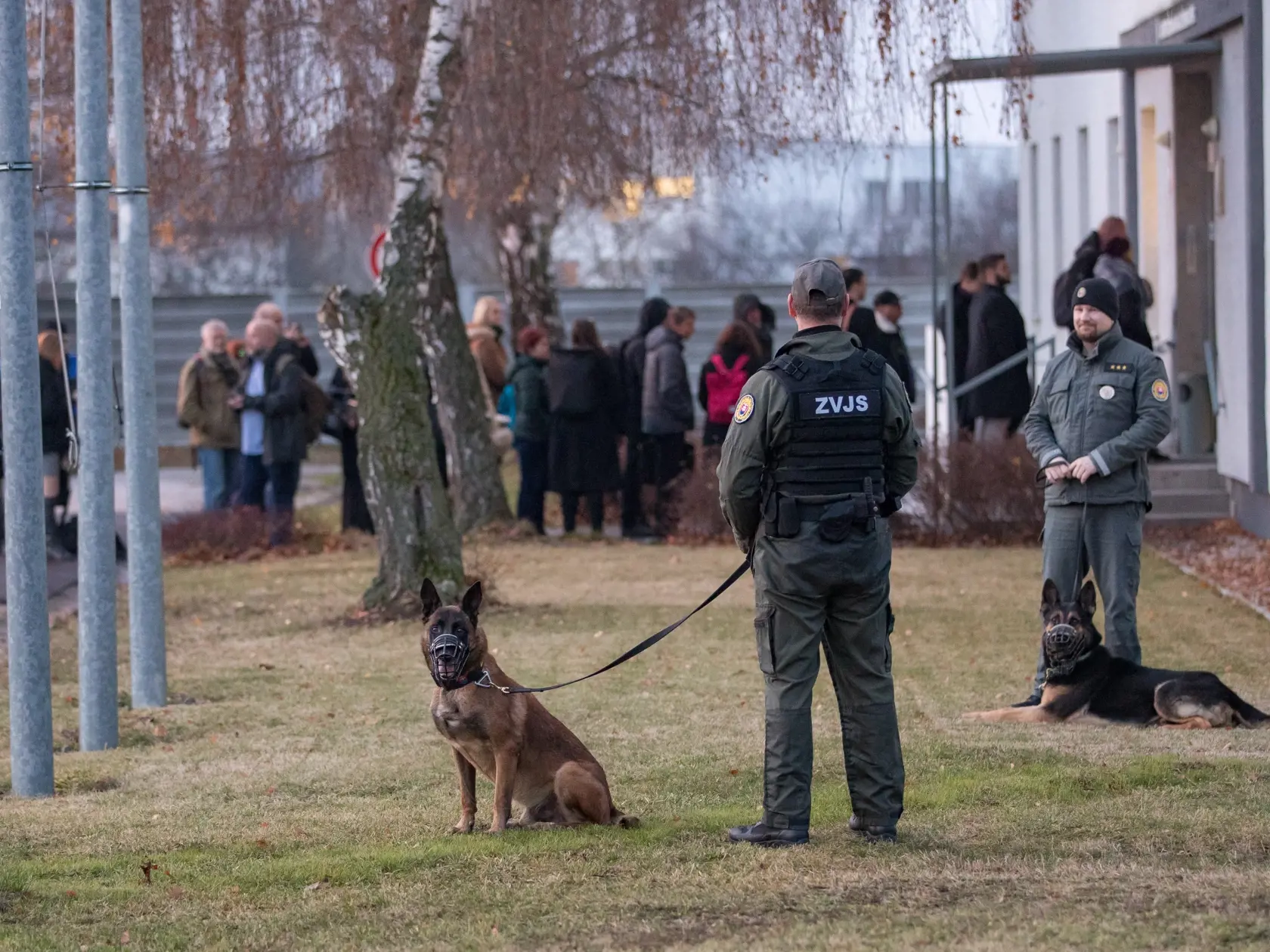 Prvé pojednávanie na Špecializovanom trestnom súde v Pezinku vo veci vraždy investigatívneho novinára Jána Kuciaka a jeho snúbenice Martiny Kušnírovej. Konanie prebiehalo za prísnych bezpečnostných podmienok.
