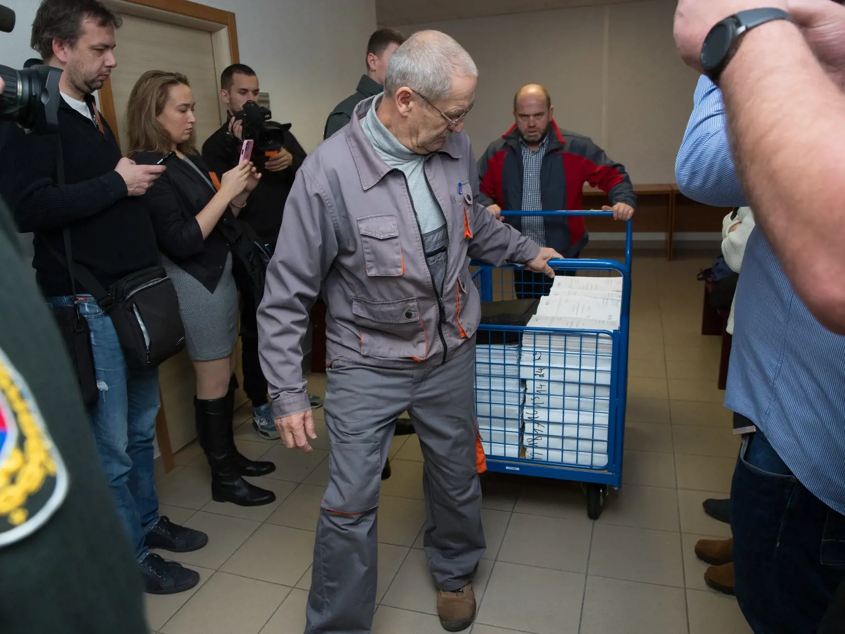 Prvé pojednávanie na Špecializovanom trestnom súde v Pezinku vo veci vraždy investigatívneho novinára Jána Kuciaka a jeho snúbenice Martiny Kušnírovej. Pracovníci súdu prinášajú spisové materiály.