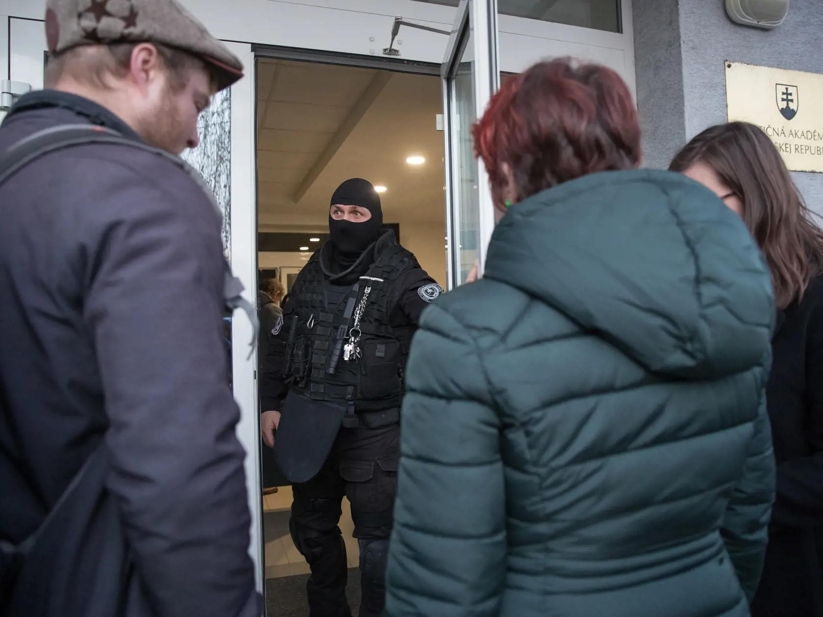 Prvé pojednávanie na Špecializovanom trestnom súde v Pezinku vo veci vraždy investigatívneho novinára Jána Kuciaka a jeho snúbenice Martiny Kušnírovej. Konanie prebiehalo za prísnych bezpečnostných podmienok.
