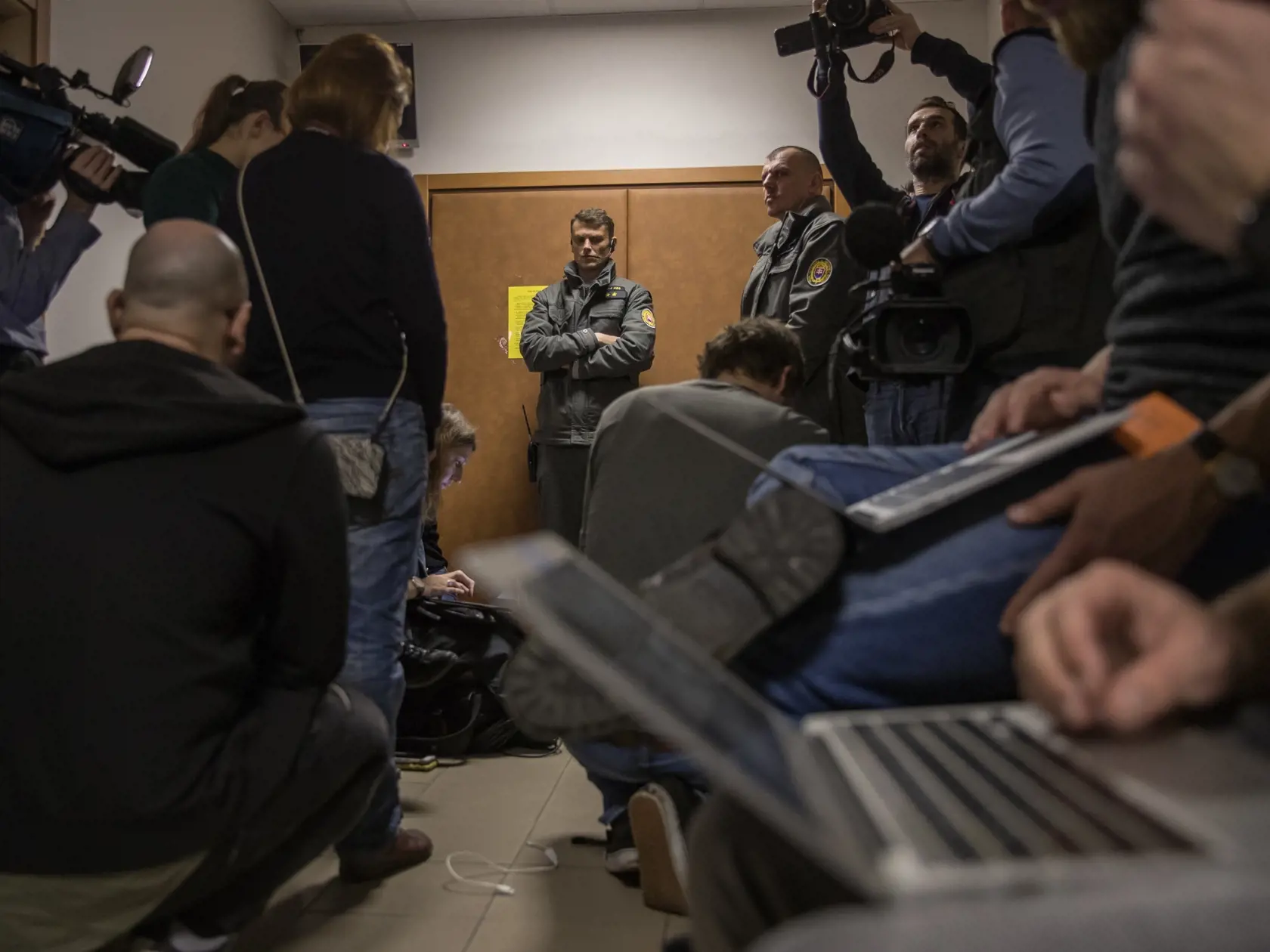 Prvé pojednávanie na Špecializovanom trestnom súde v Pezinku vo veci vraždy investigatívneho novinára Jána Kuciaka a jeho snúbenice Martiny Kušnírovej. Konanie prebiehalo za prísnych bezpečnostných podmienok.