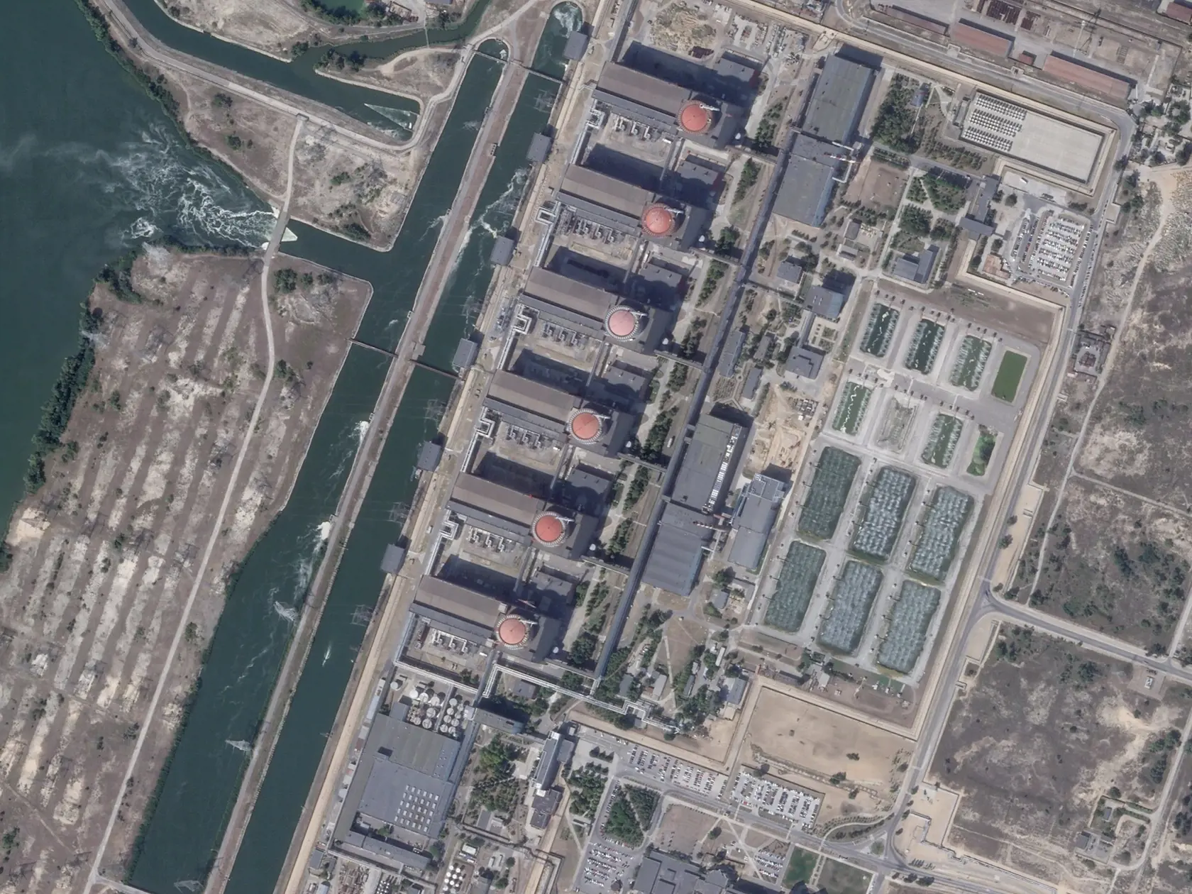 KK10 archív Enerhodar - Na satelitnej snímke z 2. septembra 2019 Záporožská jadrová elektráreň v ukrajinskom meste Enerhodar. Požiar, ktorý v noci na piatok 4. marca 2022 vypukol v Záporožskej jadrovej elektrárni na juhovýchode Ukrajiny, sa hasičom podarilo uhasiť. Podľa Kyjeva požiar vypukol v dôsledku ruského ostreľovania tohto objektu. FOTO TASR/AP
In this satellite photo from Planet Labs PBC, the Zaporizhzhia nuclear power plant is seen in Enerhodar, Ukraine, Sept. 2, 2019. Russian forces sh