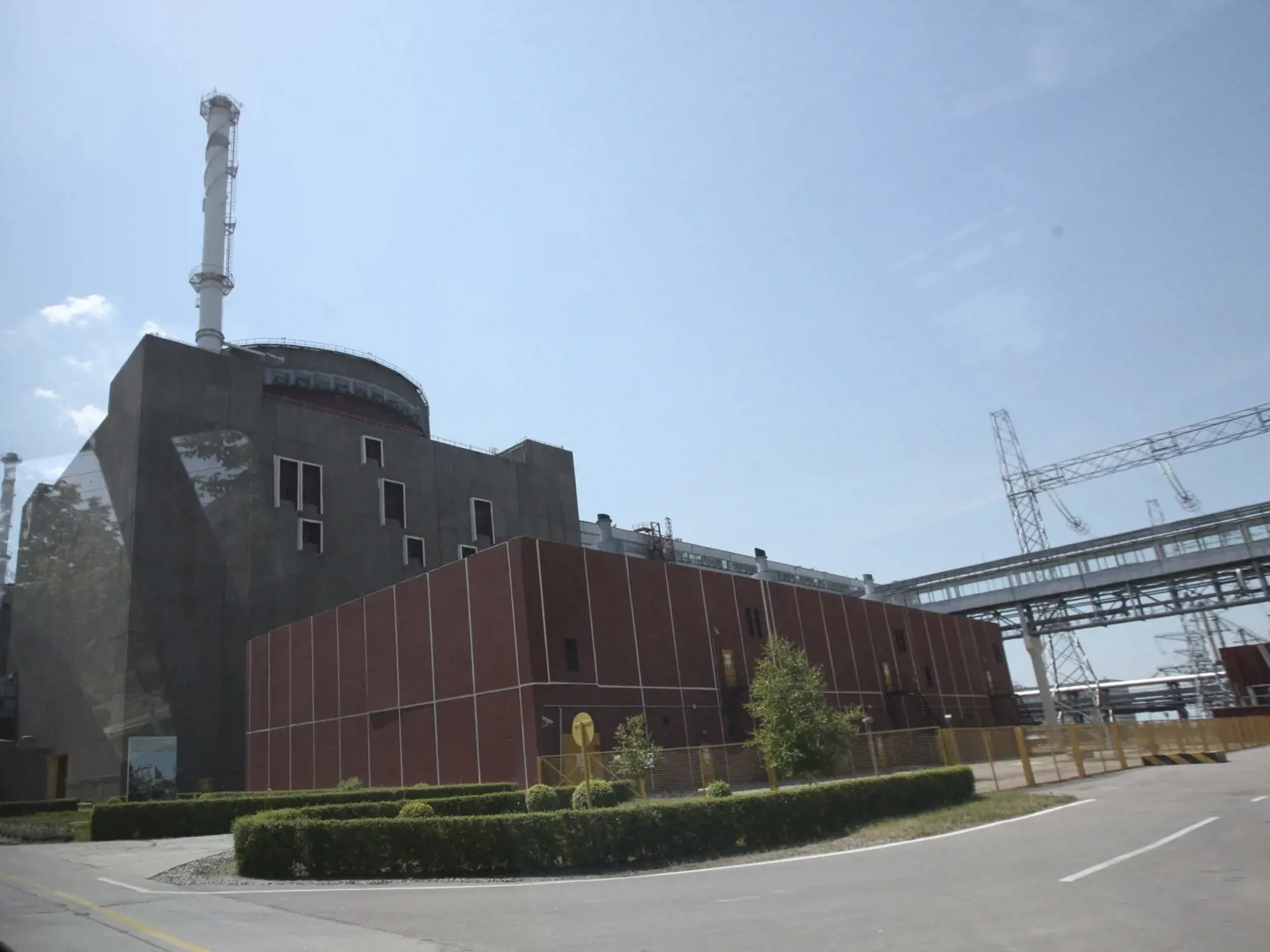 KK9 archív Enerhodar - Na archívnej snímke z 12. júna 2008 areál Záporožskej jadrovej elektrárne v ukrajinskom meste Enerhodar. Požiar, ktorý v noci na piatok 4. marca 2022 vypukol v Záporožskej jadrovej elektrárni na juhovýchode Ukrajiny, sa hasičom podarilo uhasiť. Podľa Kyjeva požiar vypukol v dôsledku ruského ostreľovania tohto objektu. FOTO TASR/AP
FILE - A power-generating unit at the Zaporizhzhia nuclear power plant in the city of Enerhodar, in southern Ukraine, is shown on June 12, 2008.