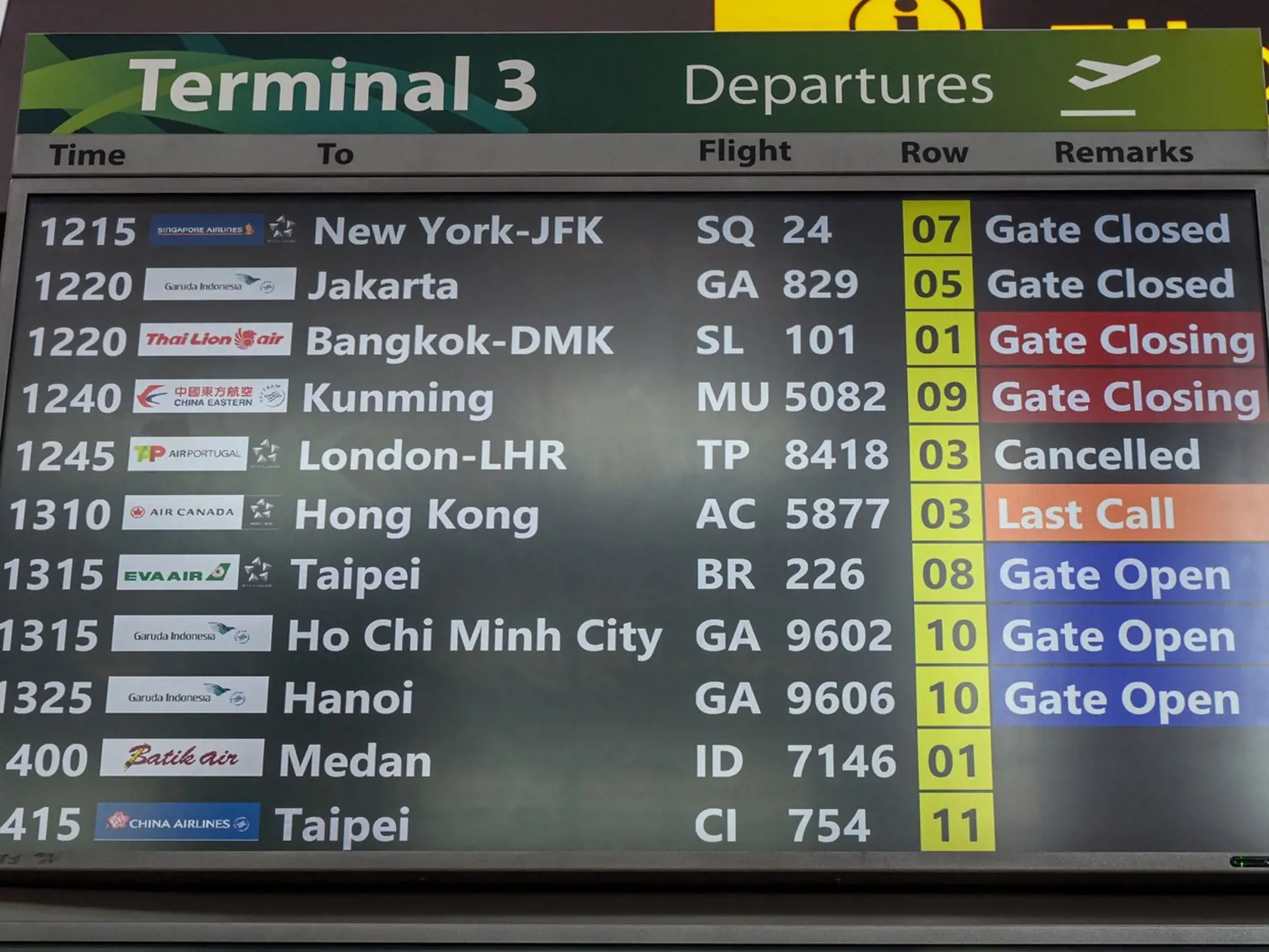 Letisko Heathrow pre požiar spôsobujúci výpadok prúdu zatvorili.