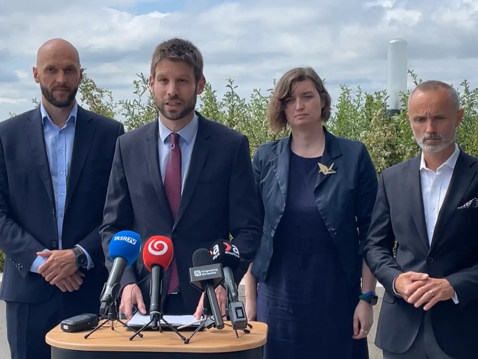 Tlačová konferencia strany Progresívne Slovensko. Zľava Michal Truban, Michal Šimečka, Lucia Plaváková a Tomáš Valášek. Eduard Chmelár medzi nimi skutočných odborníkov veru nevidí.