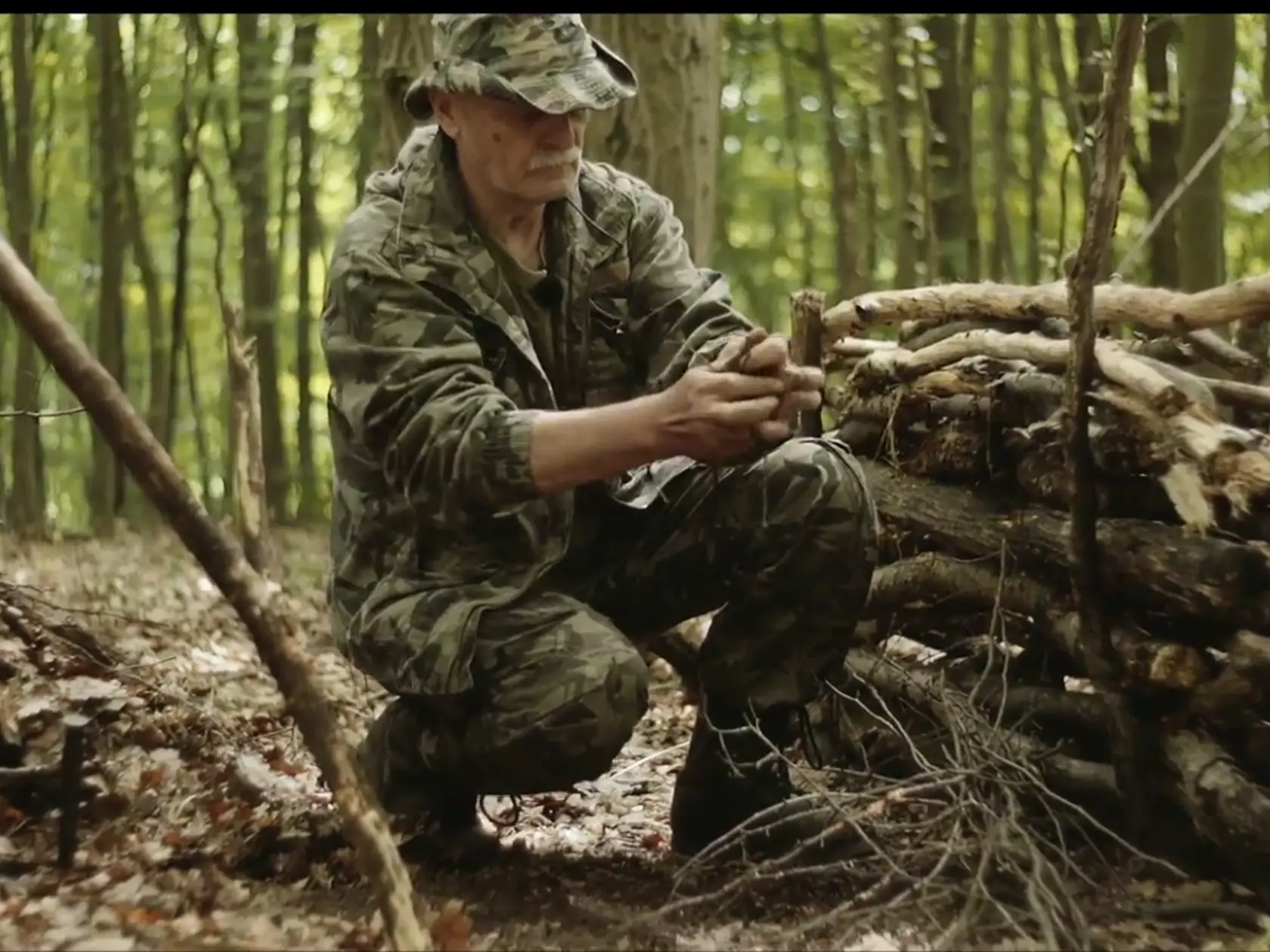 Keď sa nám rozhoria malé vetvičky, môžeme pridávať väčšie.