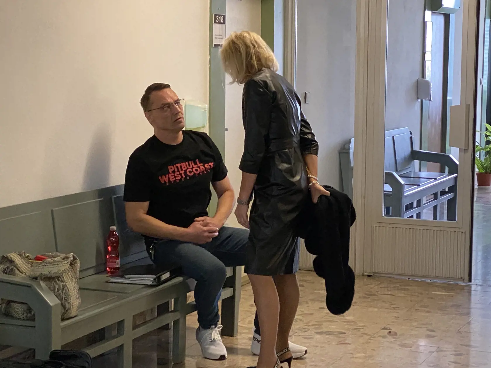 Odsúdený Slavomír Surový si už odsedel trest za vraždu, o ktorej tvrdí, že ju nespáchal. Roky sa snaží o obnovu konania. Na snímke so svojou obhajkyňou Zuzanou Bejdovou.