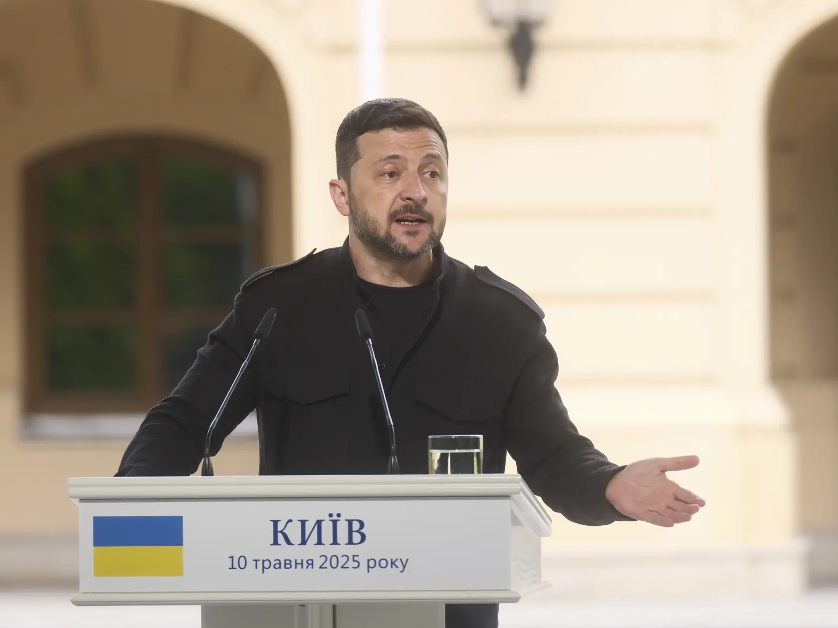 Ukrajinský prezident Volodymyr Zelenskyj reční počas tlačovej konferencie v Kyjeve 10. mája 2025. Ukrajina a lídri Francúzska, Nemecka, Británie a Poľska sa v sobotu dohodli na bezpodmienečnom 30-dňovom prímerí s platnosťou od pondelka 12. mája 2025. Rusko vyzvali, aby s prímerím súhlasilo, v opačnom prípade mu pohrozili novými „masívnymi“ sankciami na energetický a bankový sektor. Lídri tzv. koalície ochotných a ukrajinský prezident Volodymyr Zelenskyj to v sobotu oznámili po rokovaní v Kyjeve.
