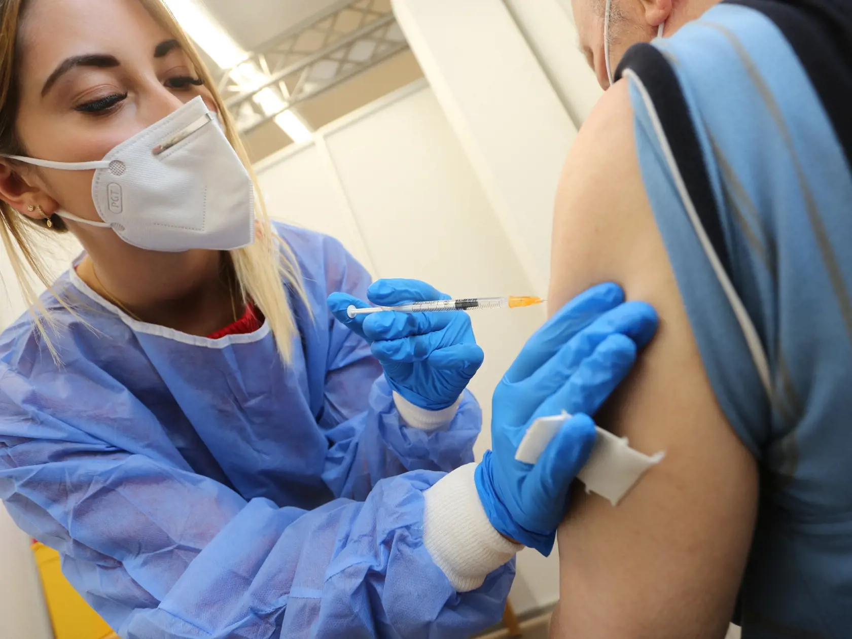 Geriatrická sestra Jasmin Lasseová podáva vakcínu proti ochoreniu COVID-19 počas očkovania vo vakcinačnom centre v nemeckom Quedlinburgu.