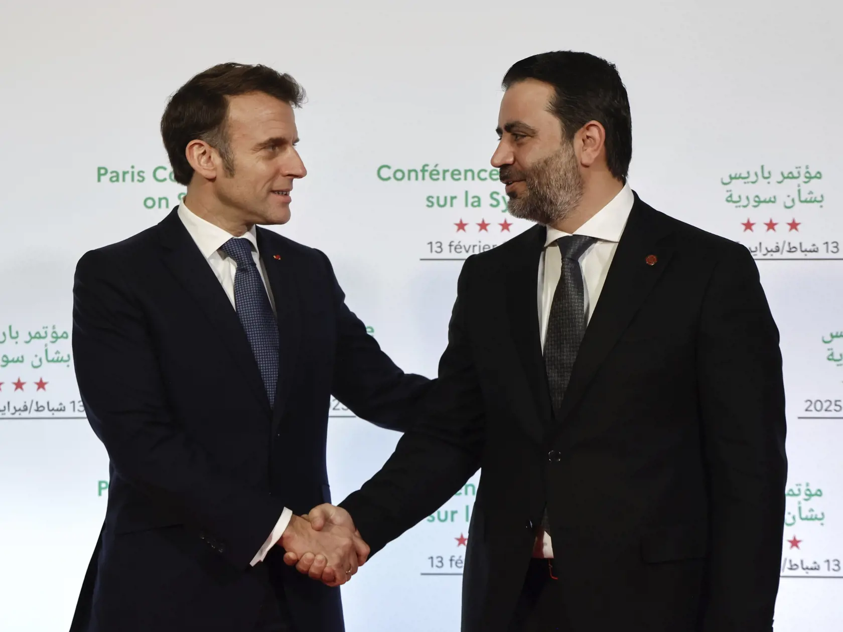 WA 16 Paríž - Francúzsky prezident Emmanuel Macron (vľavo) a sýrsky minister zahraničných vecí Asad Šíbání sa vítajú na medzinárodnej konferencii o Sýrii v Paríži vo štvrtok 13. februára 2025. FOTO TASR/AP
France's President Emmanuel Macron, left, greets Syria's Interim Foreign Minister Asaad Al-Shibani during the International Conference on Syria at the Ministerial Conference Center, in Paris, France, Thursday, Feb. 13, 2025. (Ludovic Marin, Pool Photo via AP)