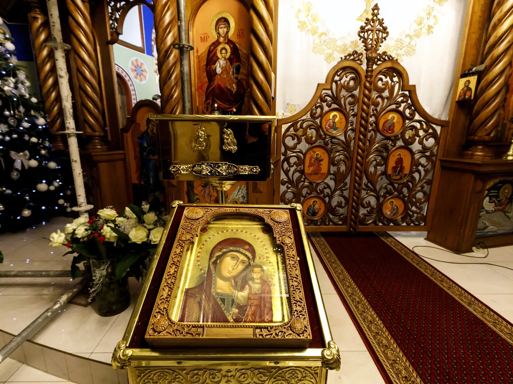 Na snímke pravoslávni veriaci zapaľujú sviečky počas večernej bohoslužby na veľký sviatok Narodenia Isusa Christosa (Ježiša Krista) v pravoslávnom chráme sv. Rastislava v Bratislave v nedeľu 7. januára 2024.