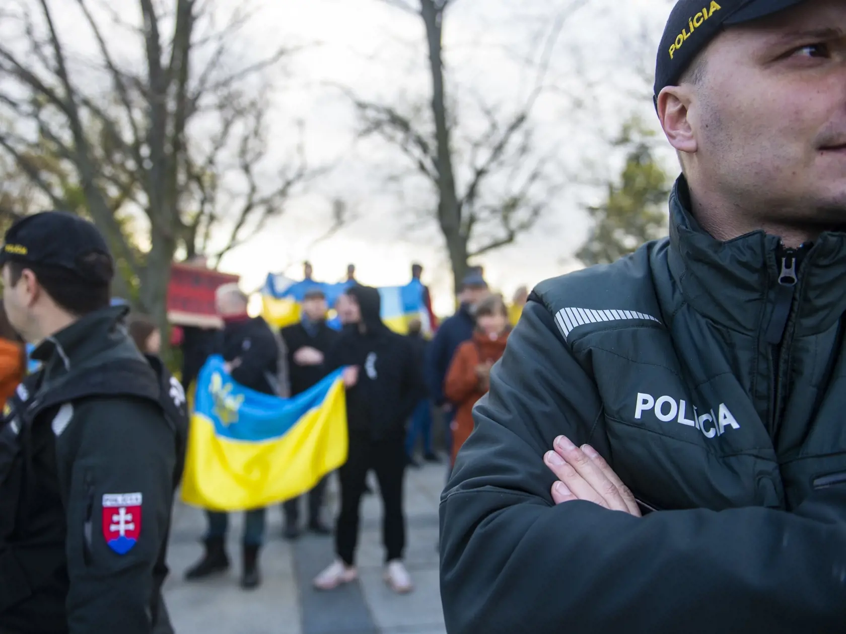 Na snímke občania s ukrajinskými vlajkami, ktorí nesúhlasili s organizovaným zhromaždením za mier opozičnej strany SMER-SD na bratislavskom vojenskom pamätníku Slavín v nedeľu 10. apríla 2022. FOTO TASR - Jakub Kotian	
