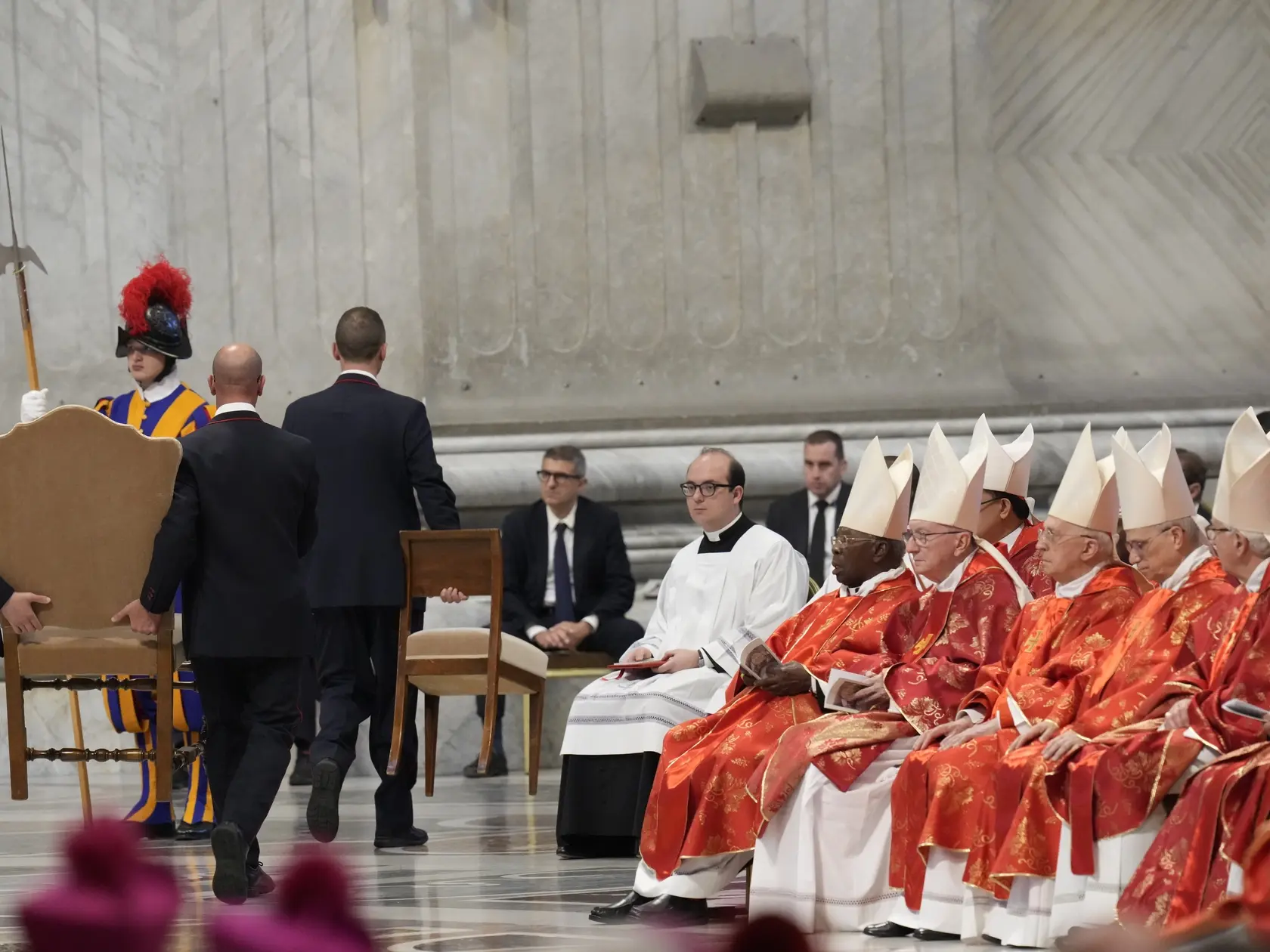 Na snímke kardináli sa účastnia  svätej omše za voľbu pápeža (Pro eligendo Romano Pontifice) v Bazilike sv. Petra vo Vatikáne v stredu 7. mája 2025.