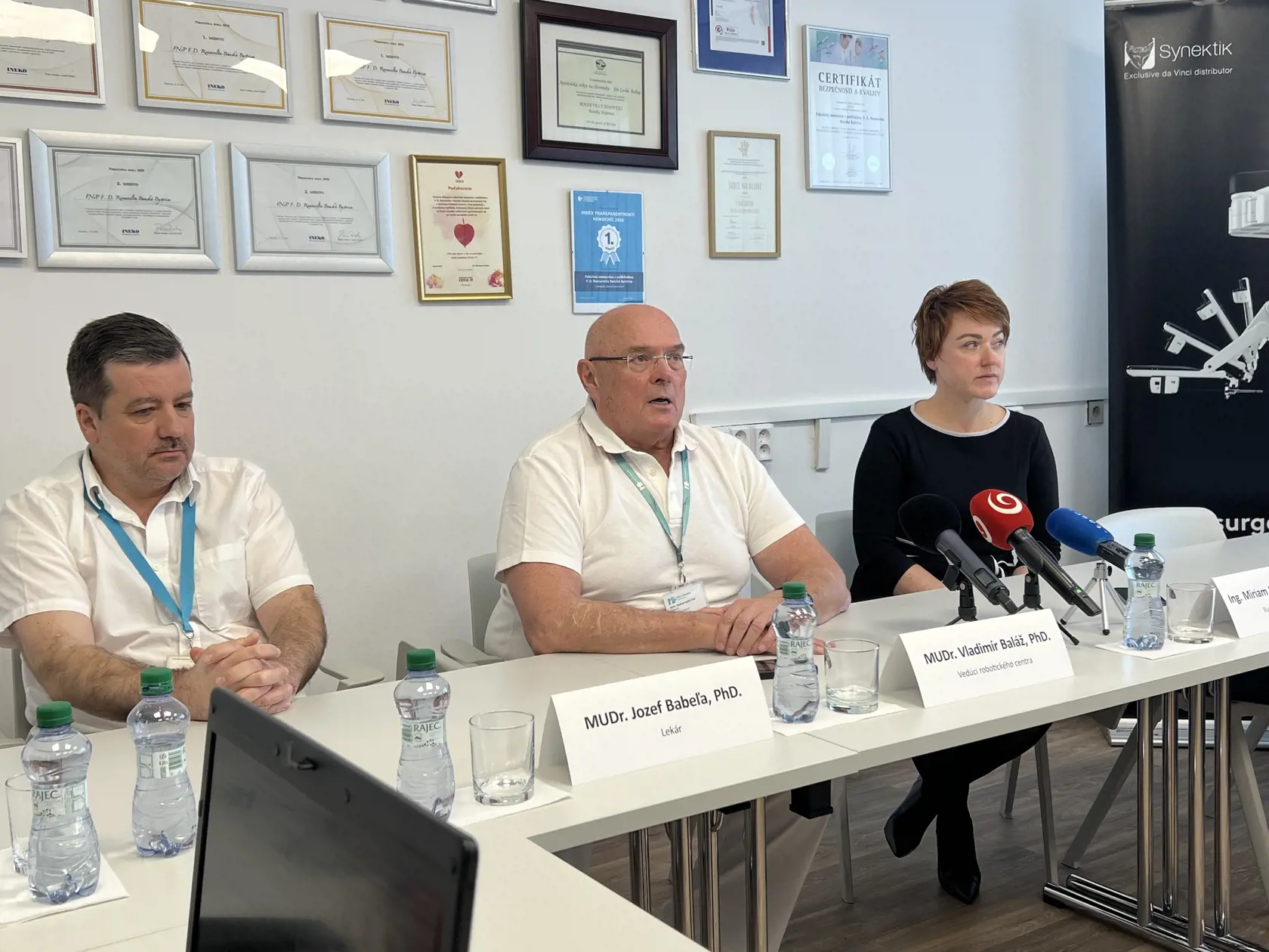 Riaditeľka nemocnice Miriam Lapuníková zdôrazňuje, že centrum si aj naďalej kladie vysoké ambície: „Našou prioritou je excelentnosť v poskytovaní zdravotnej starostlivosti, vzdelávanie novej generácie chirurgov a rozvoj inovatívnych chirurgických metód. Banská Bystrica sa tak stala referenčným pracoviskom robotickej chirurgie na Slovensku.“
