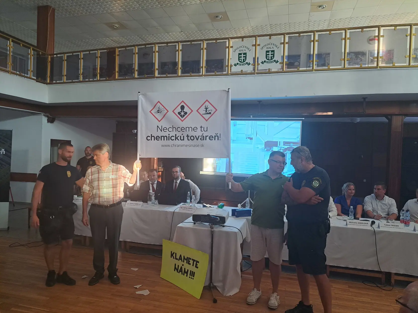 Obyvatelia Šurian a okolitých obcí majú z chystanej baterkárne v Šuranoch veľmi veľký strach.