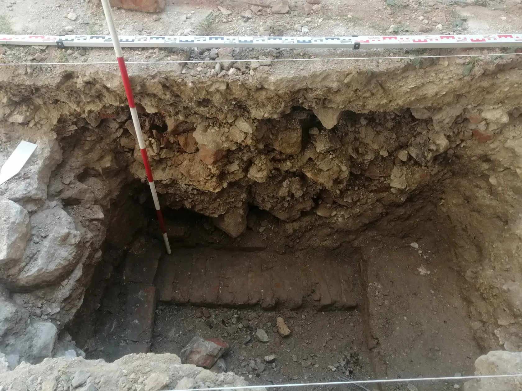 Schodisko, ktoré archeológovia objavili na hrade.