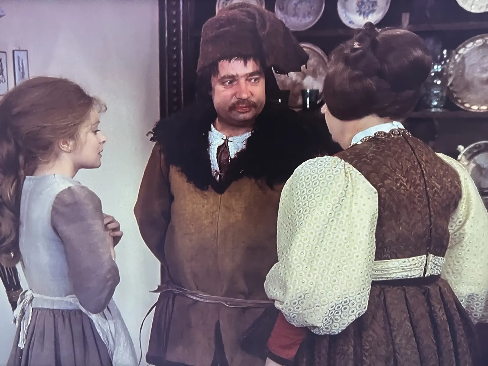 V slávnej rozprávke Tri oriešky pre Popolušku si vedľa Libušky Šafránkovej mal úlohu princa zahrať jej kamarát Jan Hrušínský. Na poslednú chvíľu ho preobsadili Pavlom Trávničkom.