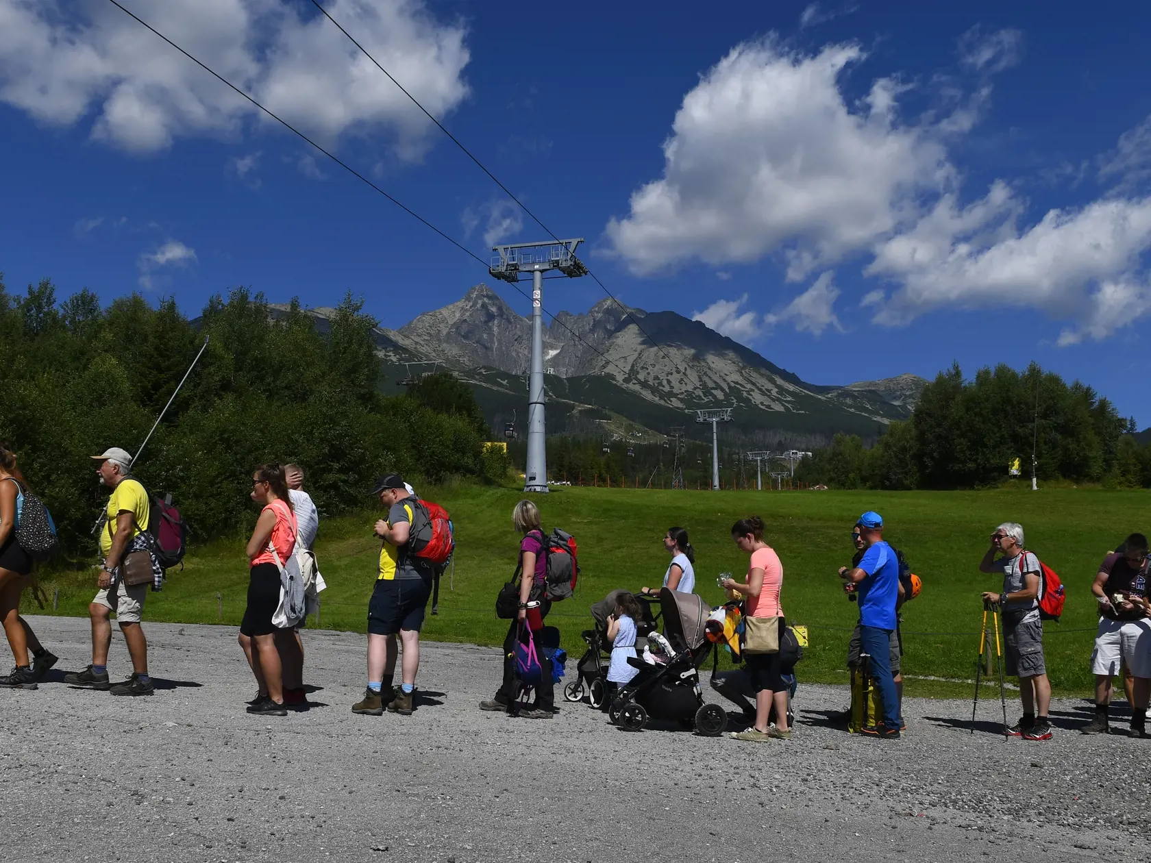 Turisti v rade na kabínkovú lanovku z Tatranskej Lomnice na Skalnaté pleso vo Vysokých Tatrách. Tatranská Lomnica, 30. júla 2020. FOTO TASR – Milan Kapusta