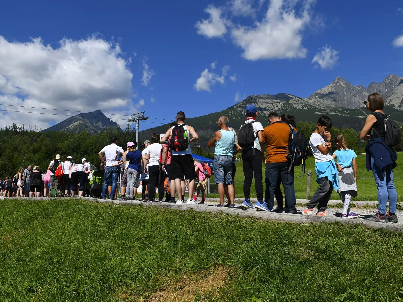 Turisti v rade na kabínkovú lanovku z Tatranskej Lomnice na Skalnaté pleso vo Vysokých Tatrách. Tatranská Lomnica, 30. júla 2020. FOTO TASR – Milan Kapusta