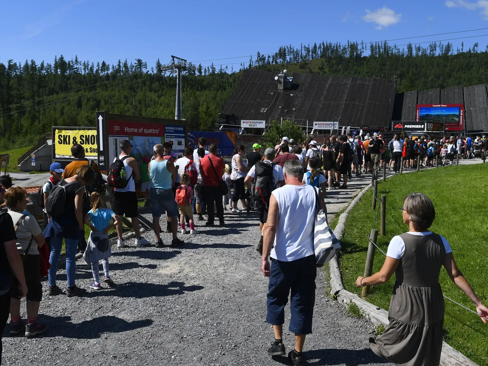 Turisti v rade na kabínkovú lanovku z Tatranskej Lomnice na Skalnaté pleso vo Vysokých Tatrách. Tatranská Lomnica, 30. júla 2020. FOTO TASR – Milan Kapusta