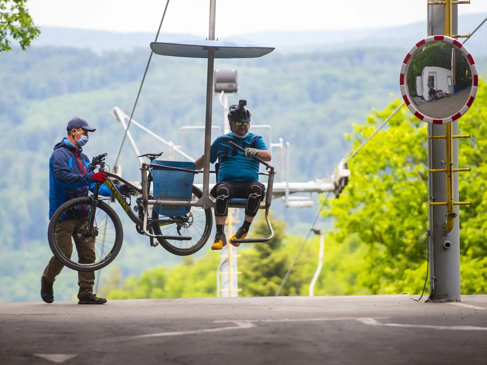 Na snímke cyklista sa vezie na lanovke, ktorá premáva  z bratislavského lesoparku Železná studienka na Kamzík v nedeľu 10. mája 2020. FOTO TASR - Jakub Kotian