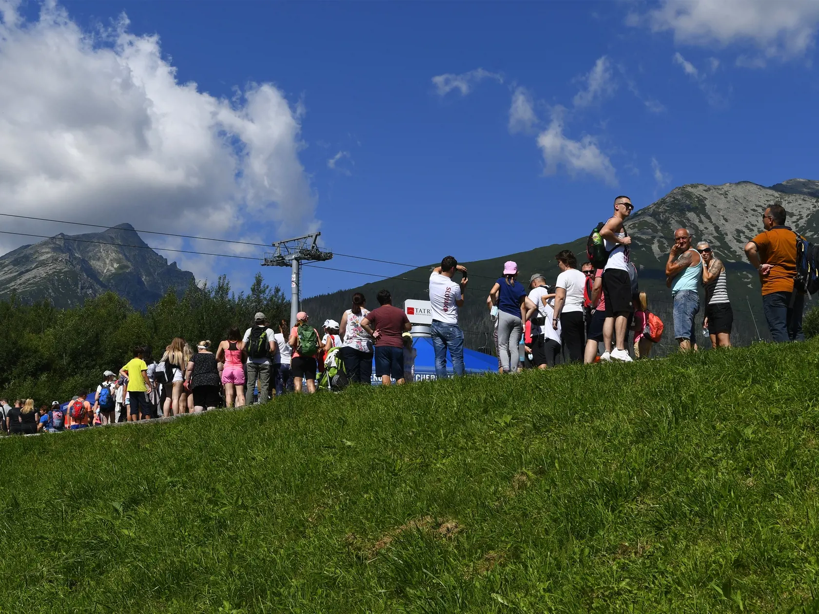 Turisti v rade na kabínkovú lanovku z Tatranskej Lomnice na Skalnaté pleso vo Vysokých Tatrách. Tatranská Lomnica, 30. júla 2020. FOTO TASR – Milan Kapusta